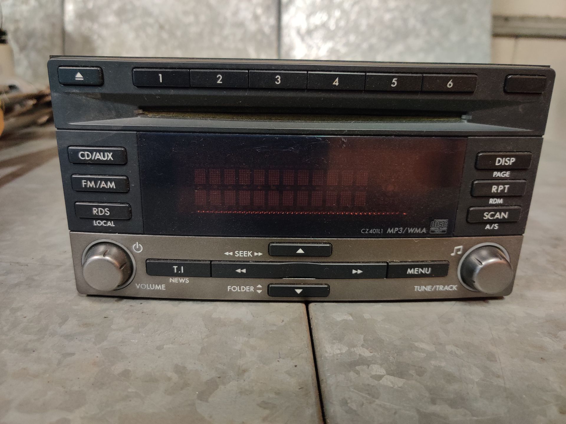 Subaru Impreza kilometerteller, radio cd speler, ruitenwissermotor, airbagring bij Stegeman in Exel.