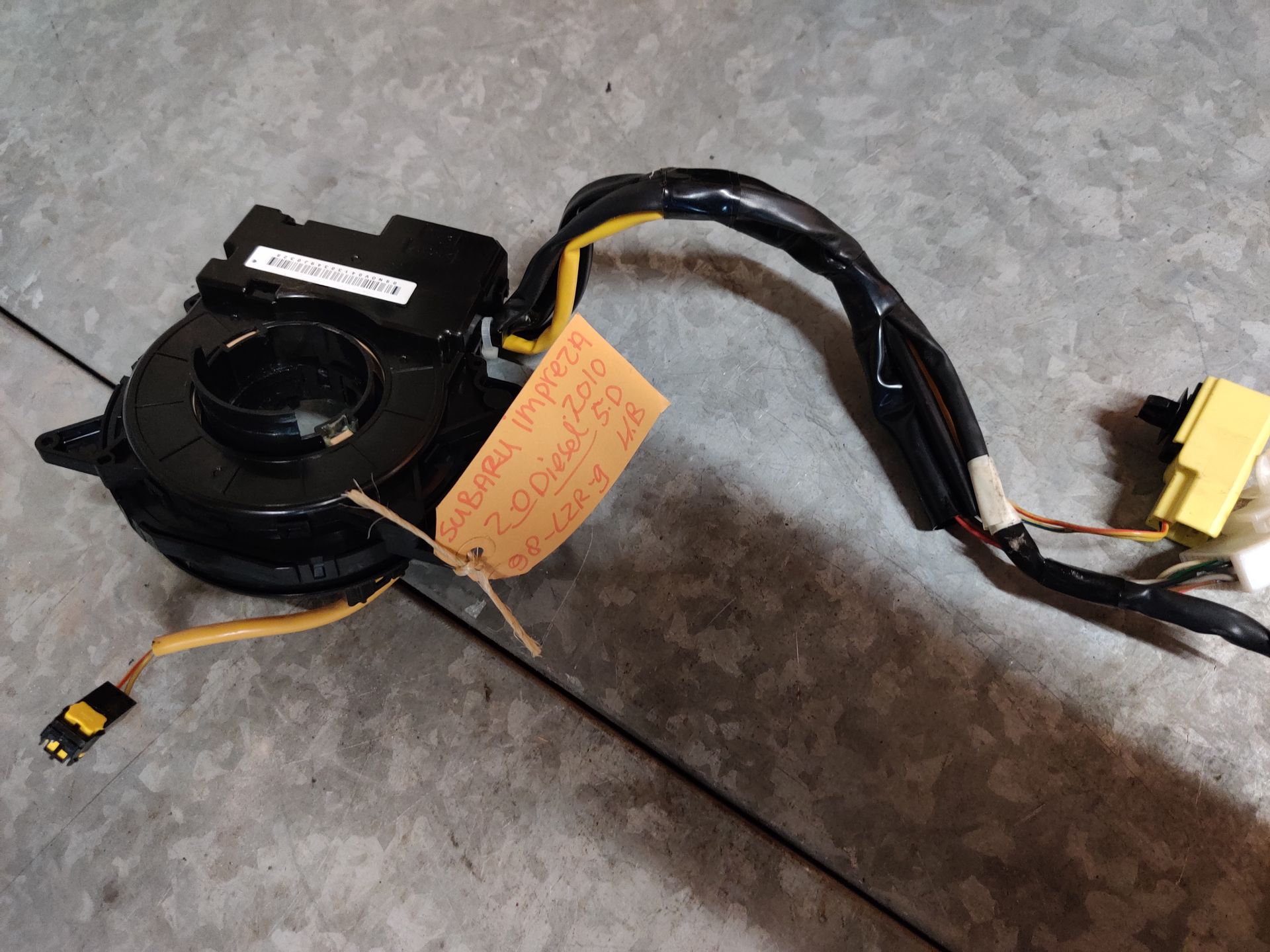 Subaru Impreza kilometerteller, radio cd speler, ruitenwissermotor, airbagring bij Stegeman in Exel.