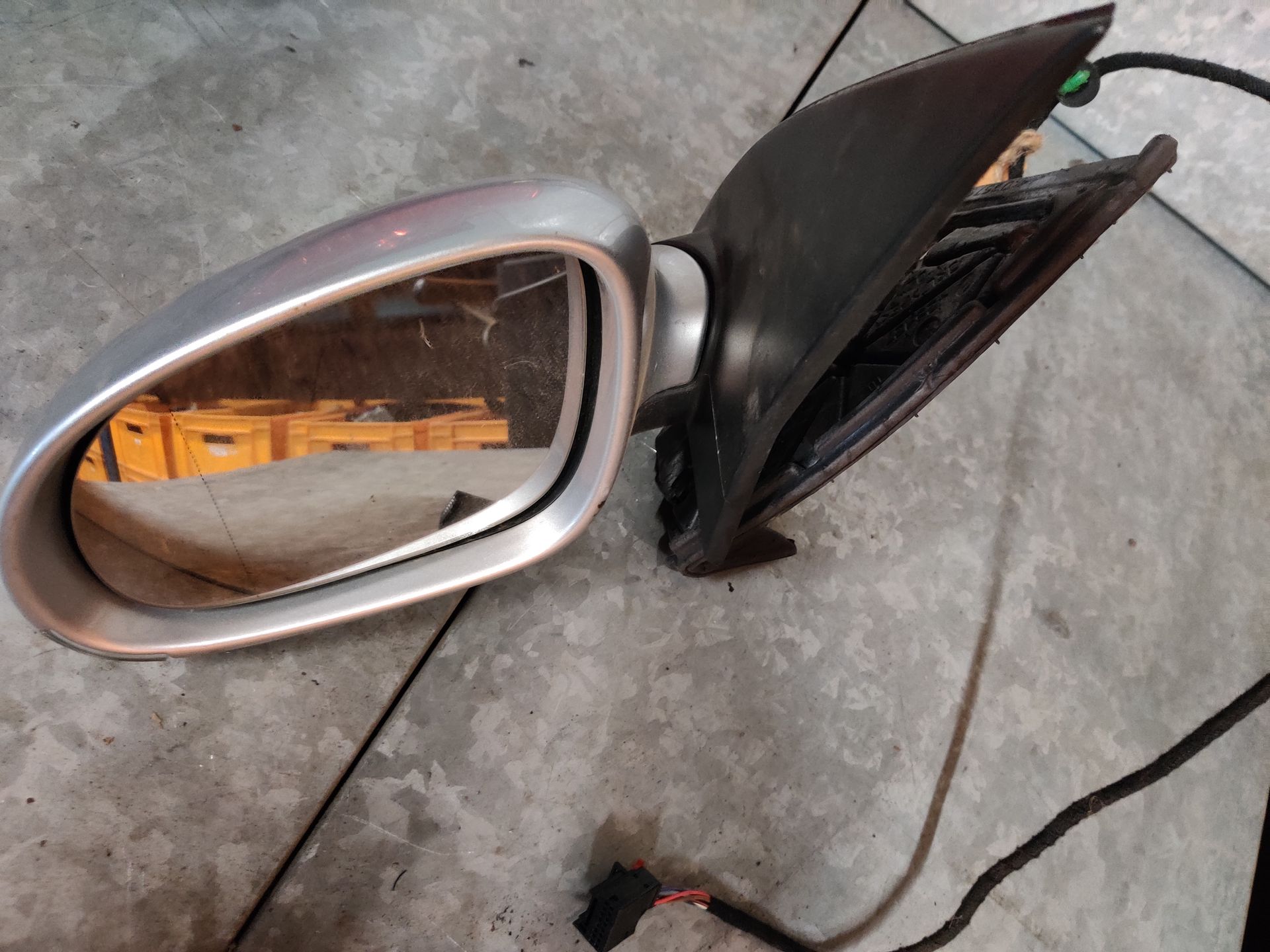 Een VW Golf 5 zilverkleurige autospiegel met zwarte behuizing bij Stegeman Car Parts