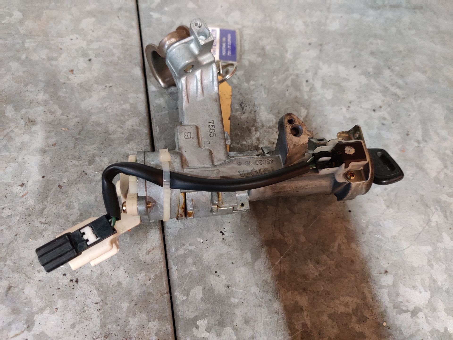 Toyota Starlet van 1996 contactslot met sleutel bij Stegeman Car Parts in Exel.