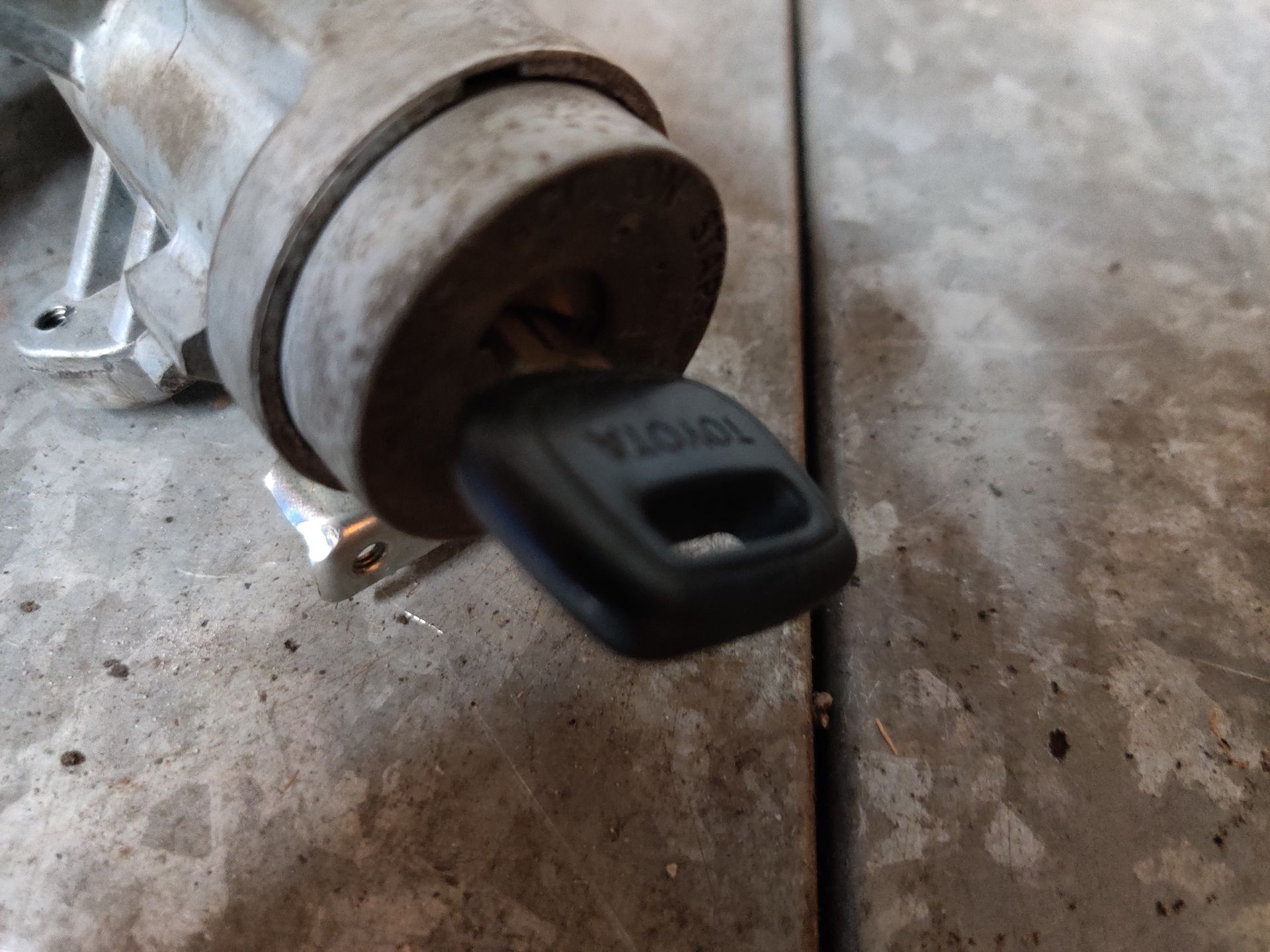 Toyota Starlet van 1996 contactslot met sleutel bij Stegeman Car Parts in Exel.