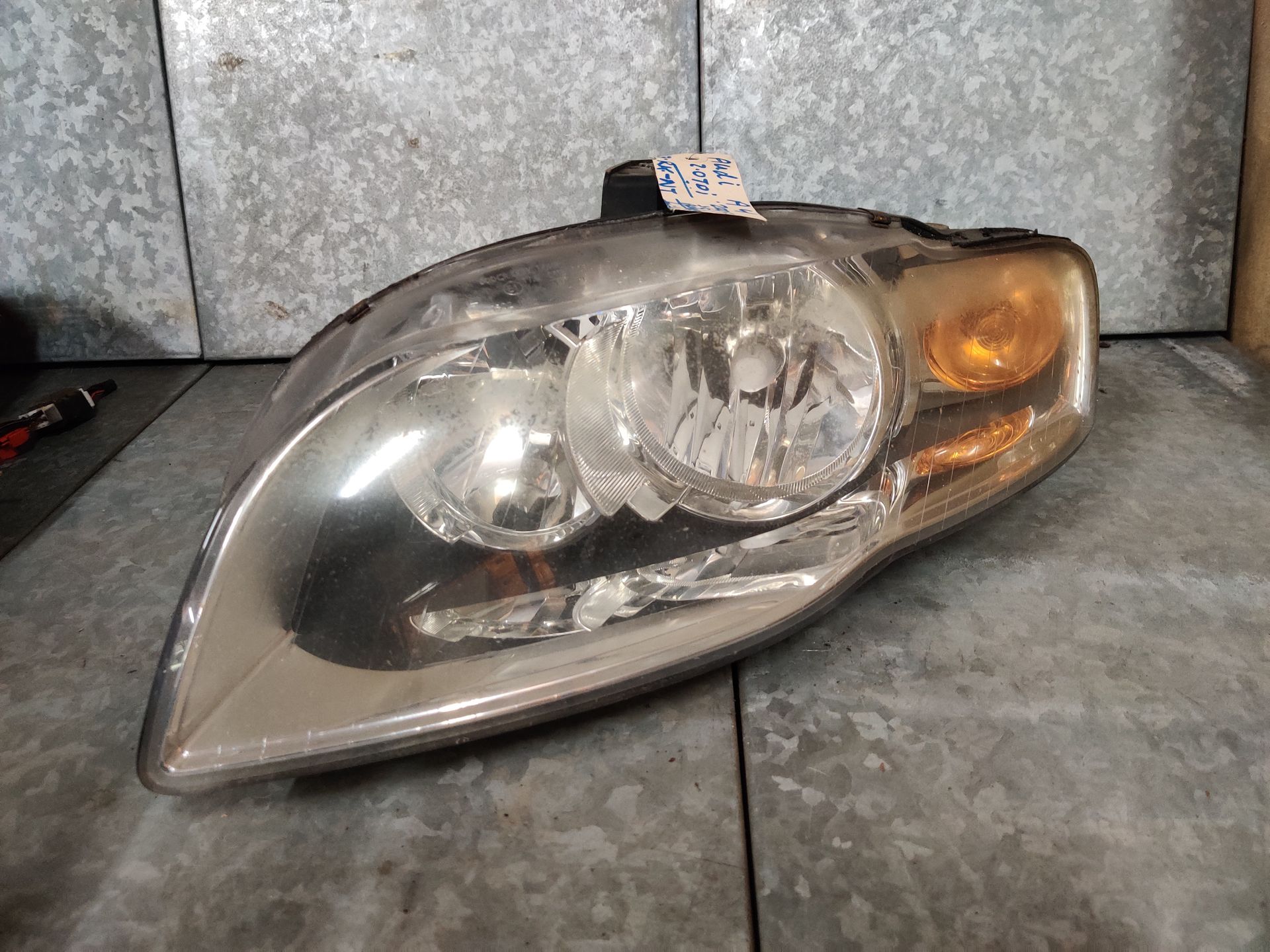 Audi A4 Autokoplampunit met heldere lens en amberkleurig knipperlicht,