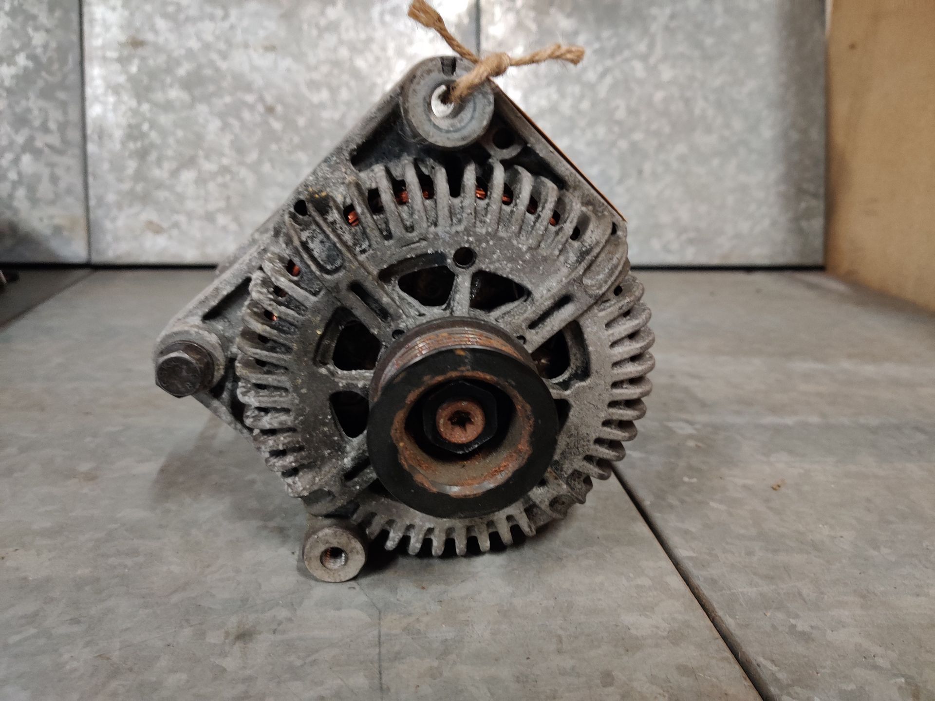 BMW 7 serie auto-dynamo met een poelie, Stegeman Car Parts