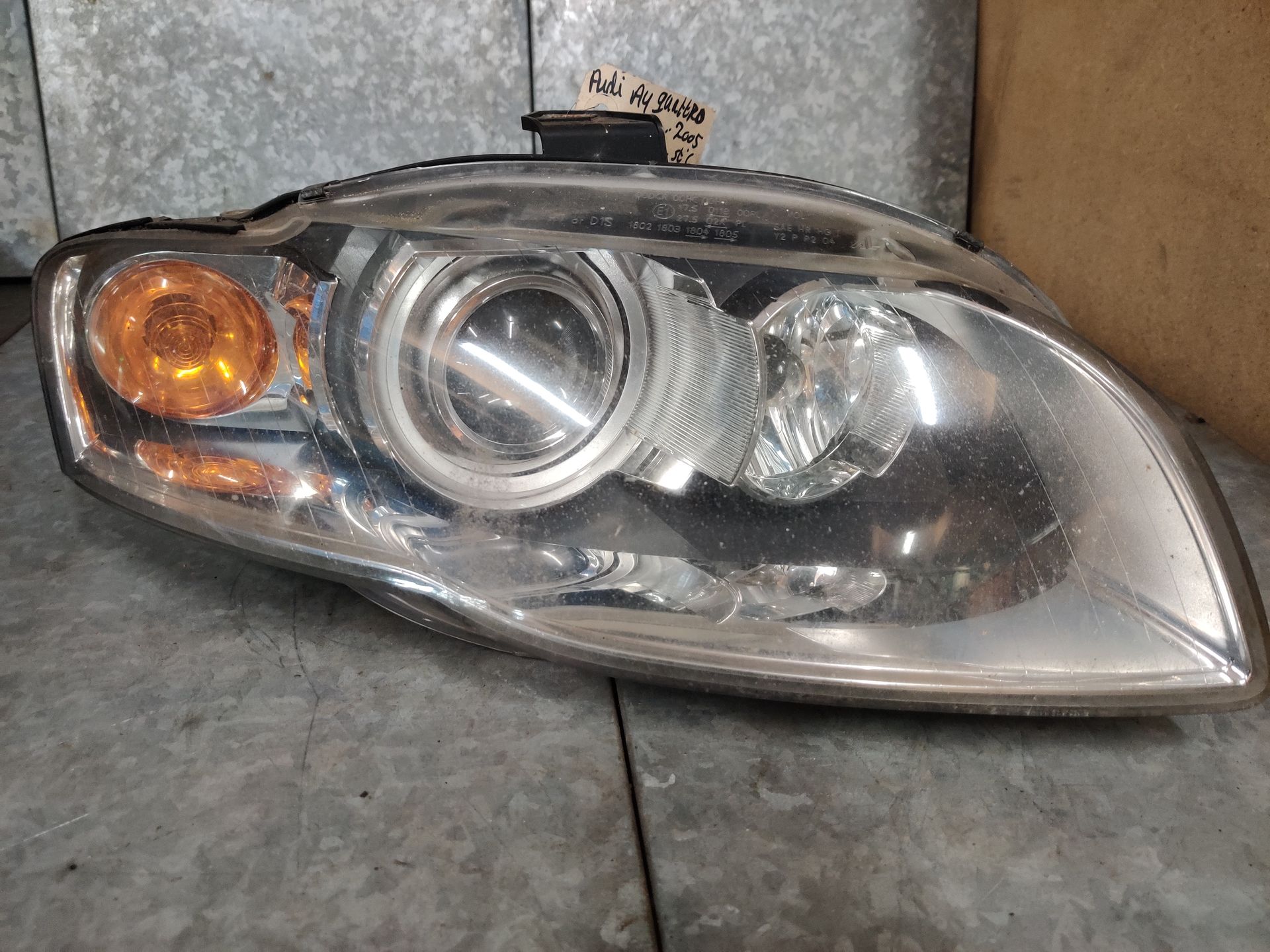 Audi A4 Quattro Xenon lamp. Stegeman Autosloperij voor goedkope onderdelen.