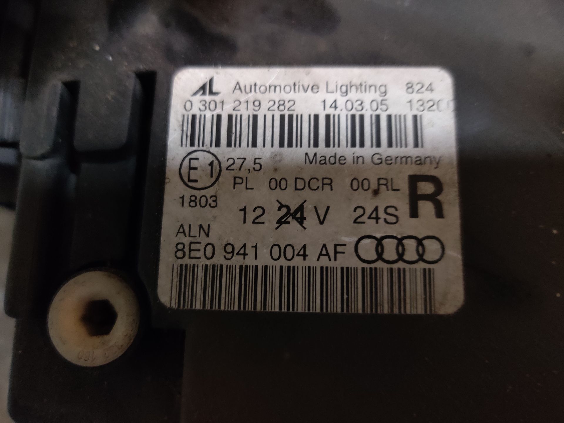 Audi A4 Quattro Xenon lamp. Stegeman Autosloperij voor goedkope onderdelen.