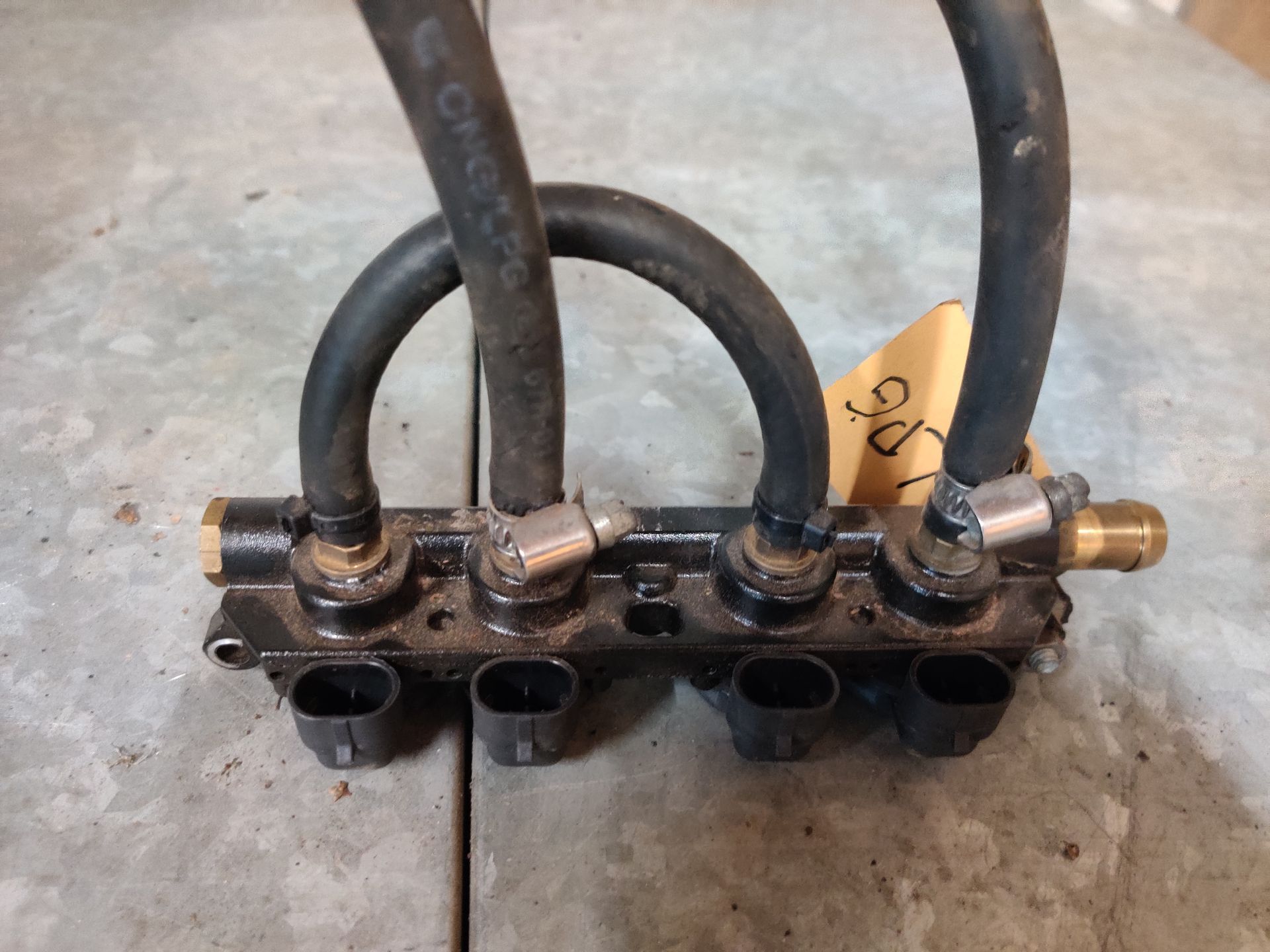 Fiat Panda LPG injector rail bij Stegeman Autosloperij in Exel.