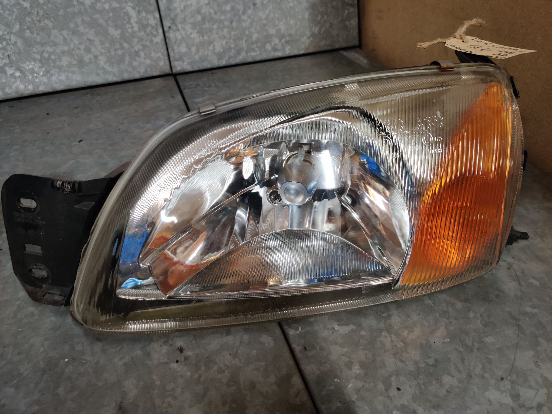 Bijna nieuw koplamp voor een Ford Fiesta stegemancarparts.nl