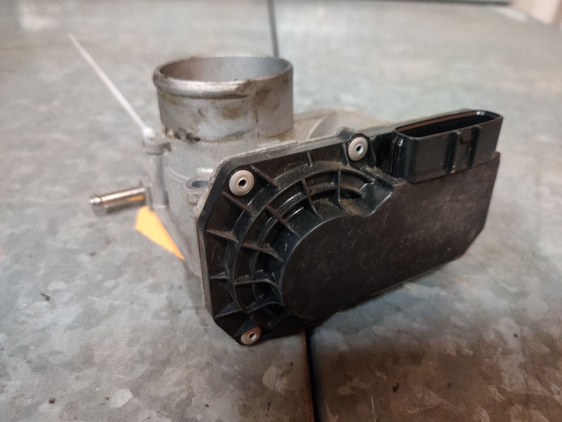 Suzuki Alto gasklephuis bij Stegeman Car Parts in Exel bij Lochem.