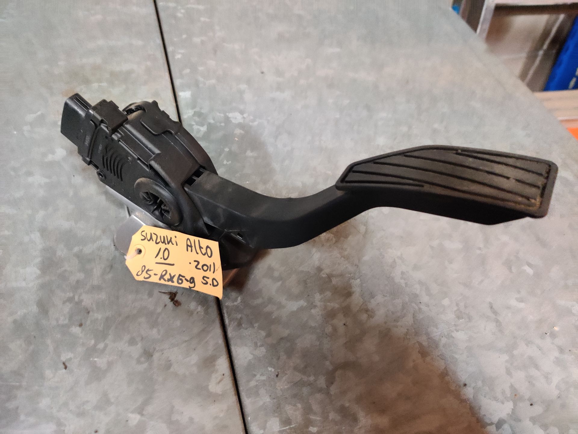 Suzuki Alto gaspedaal bij Stegeman Car Parts in Exel bij Lochem.