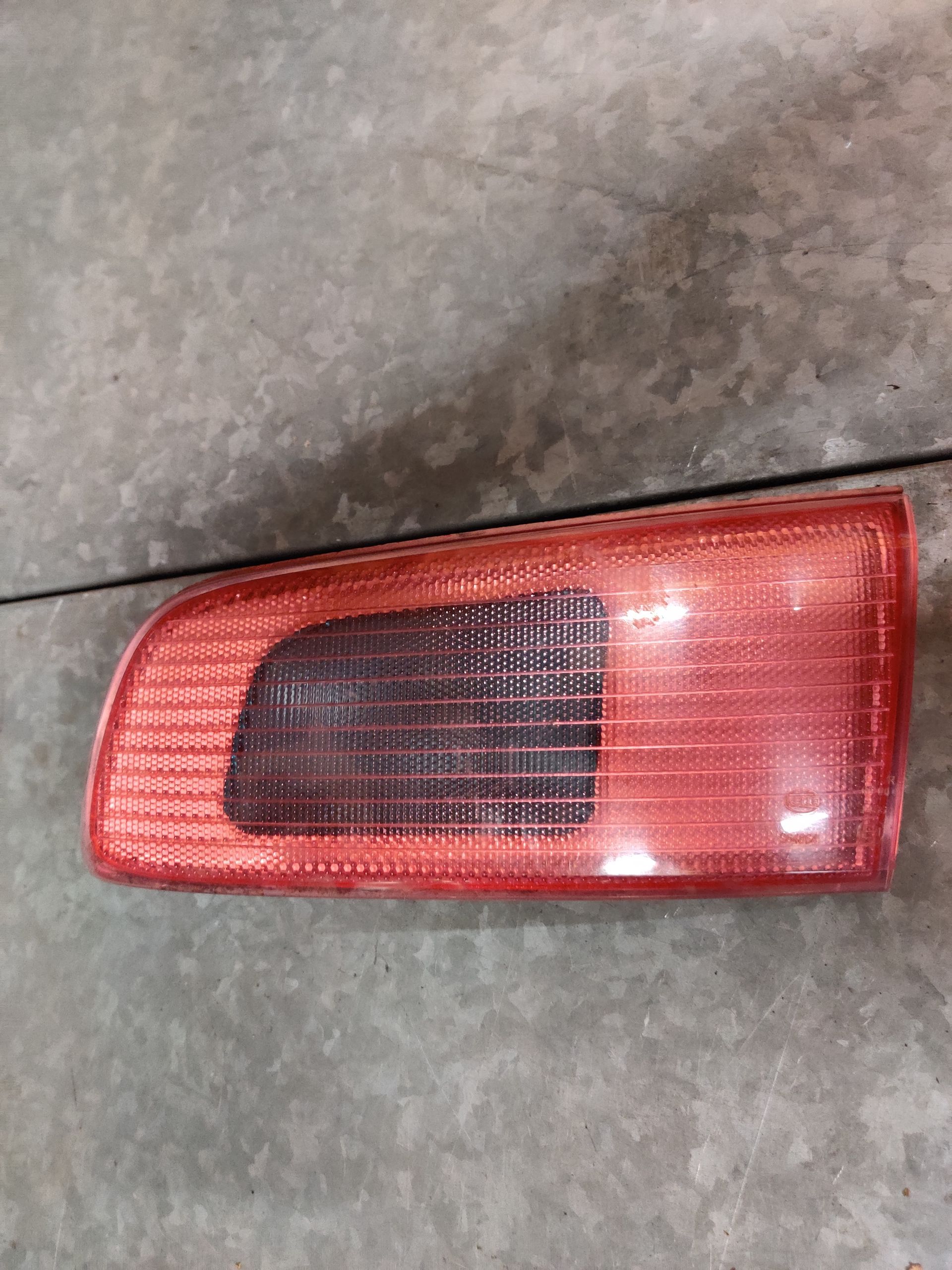 Mazda 2 rechter achterlicht bij Stegeman Car Parts in Exel bij Lochem.