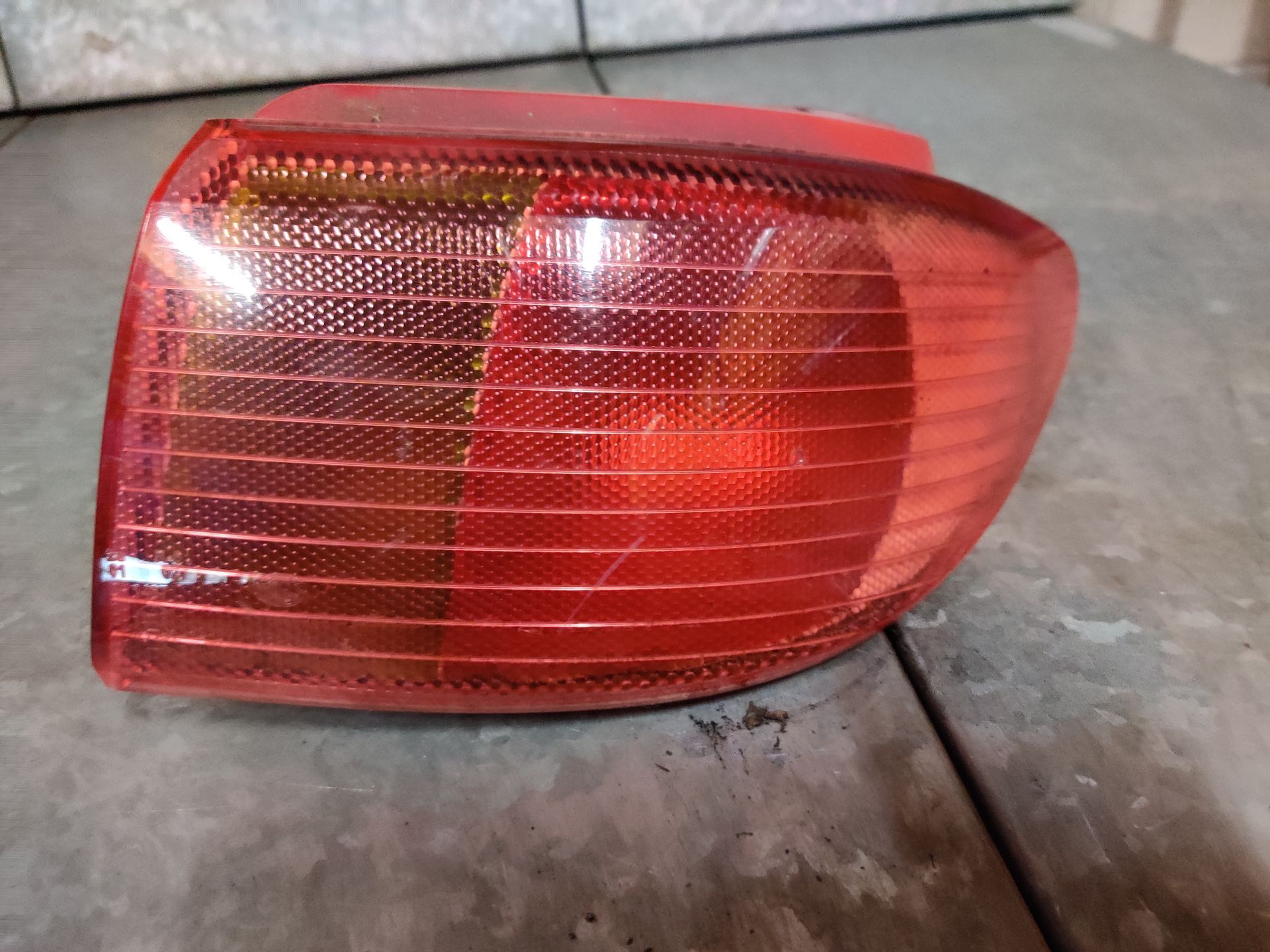Mazda 2 achterlichten bij Stegeman Car Parts in Exel bij Lochem.