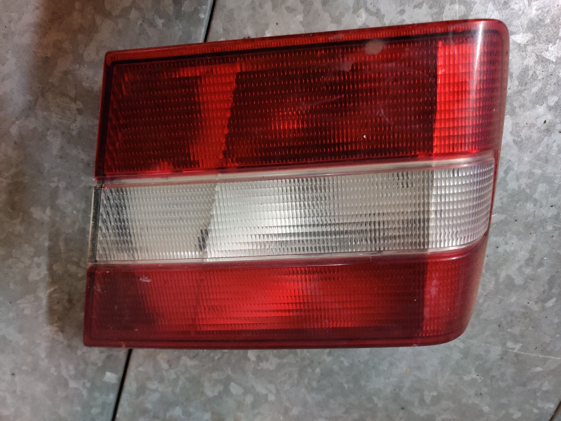Volvo 940 achterlicht bij Stegeman Car Parts in Exel bij Lochem.