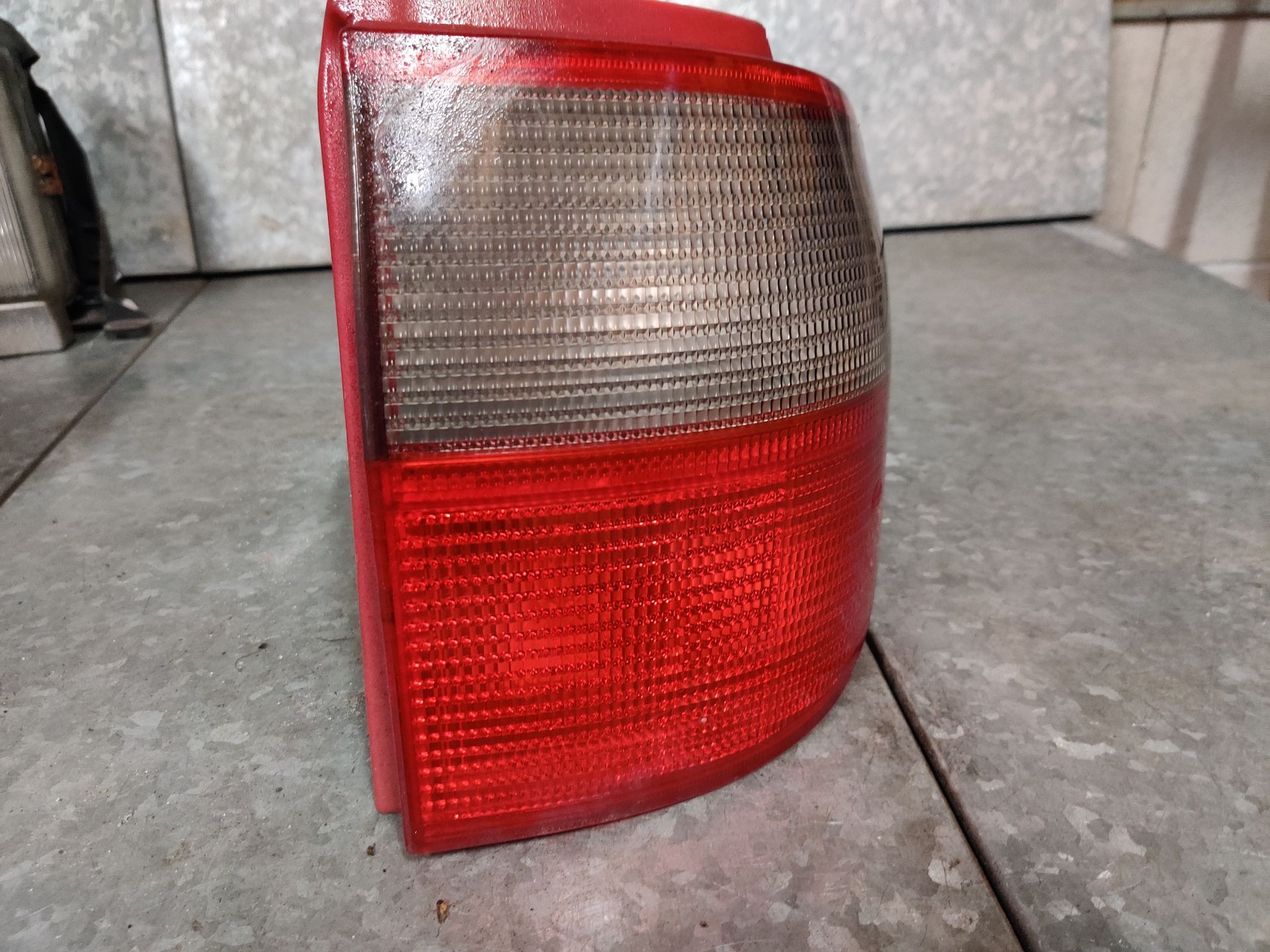Ford Galaxy achterlicht bij Stegeman Car Parts in Exel bij Lochem.