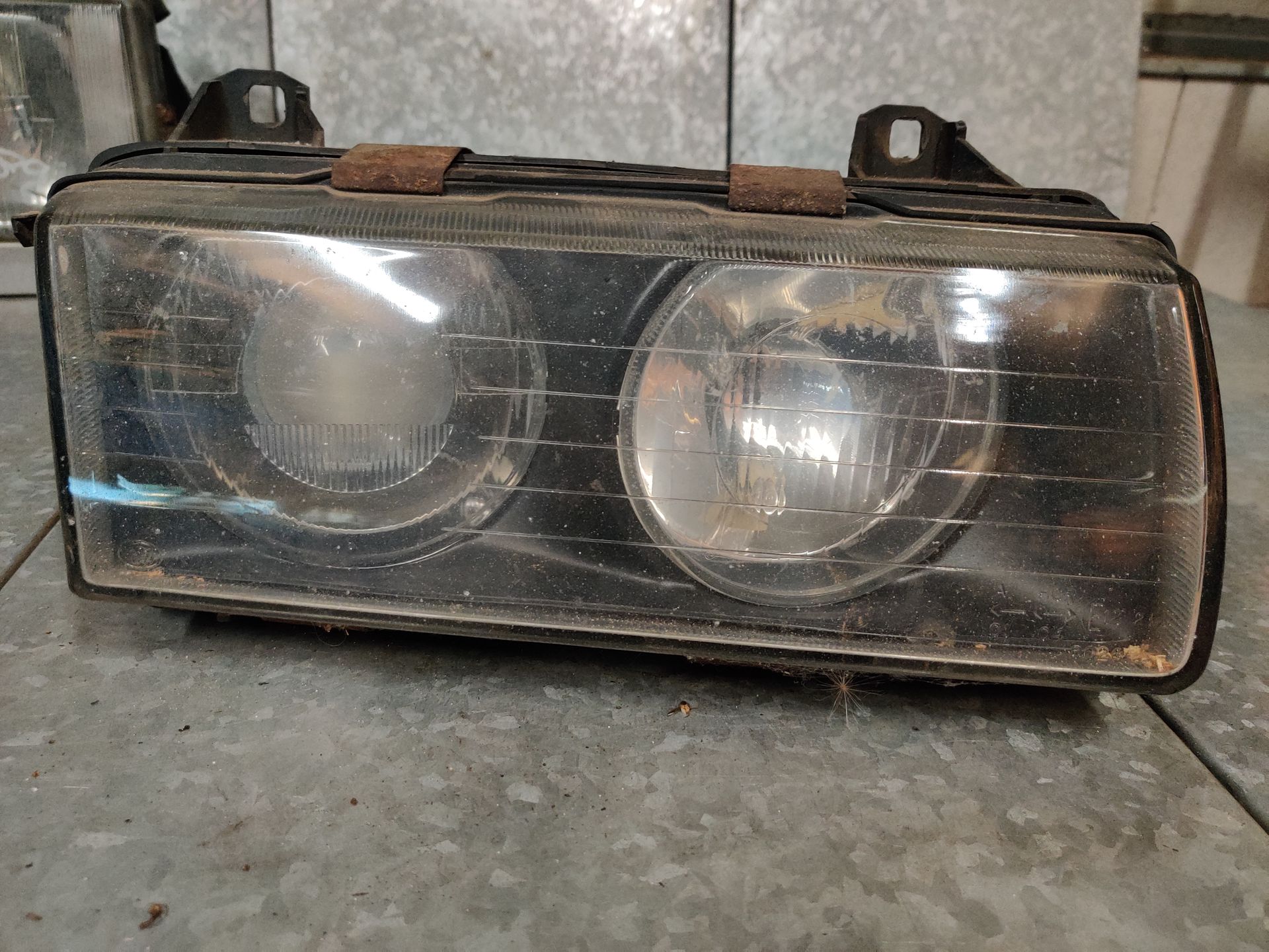 BMW 3 serie koplampen  bij Stegeman Car Parts in Exel bij Lochem.
