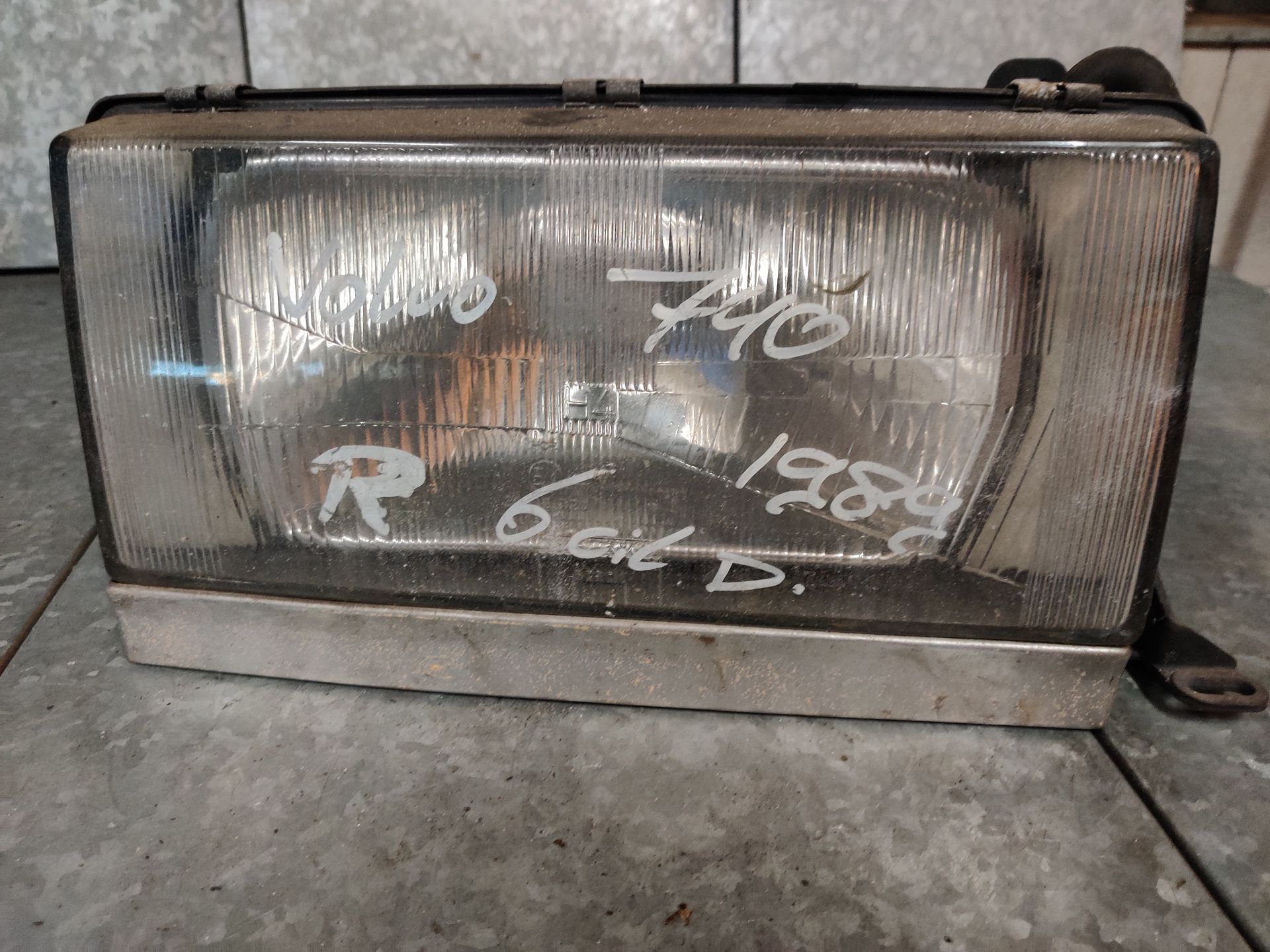 Volvo 740 koplampen  bij Stegeman Car Parts in Exel bij Lochem.