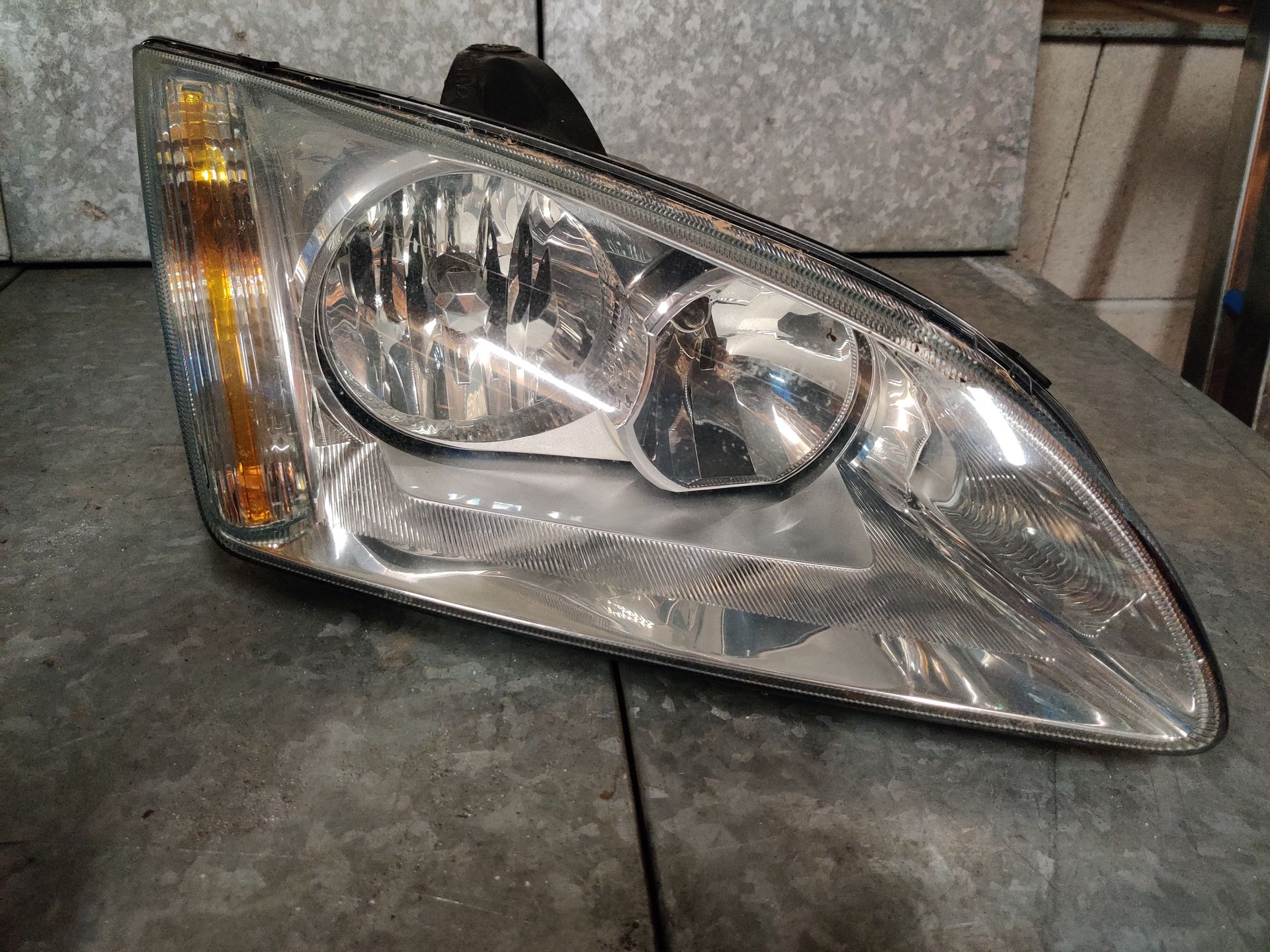 Ford Focus koplampen nieuw en gebruikt  bij  Stegeman Car Parts in Exel bij Lochem.