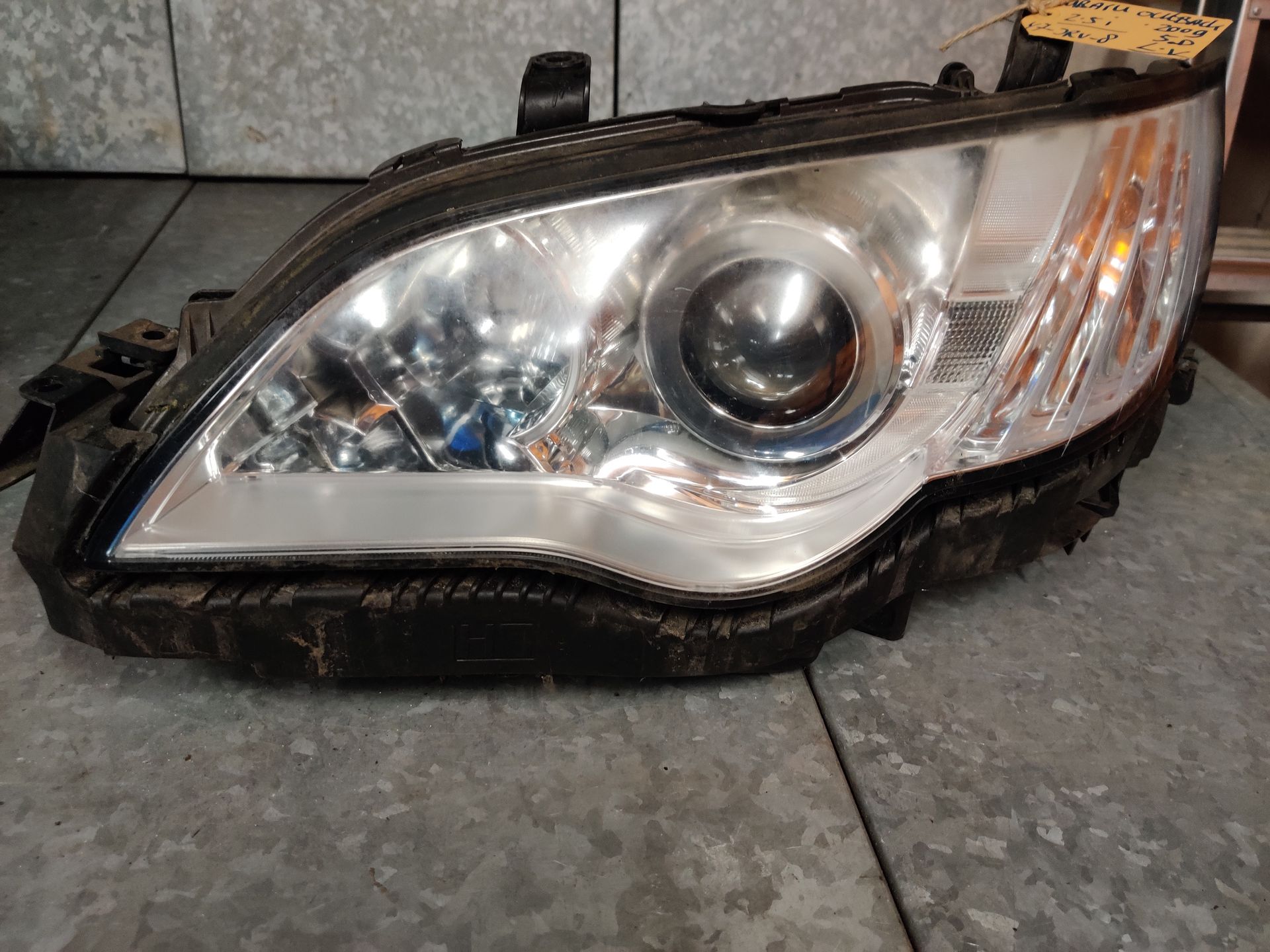 Subaru Outback koplampen nieuw en gebruikt  bij  Stegeman Car Parts in Exel bij Lochem.