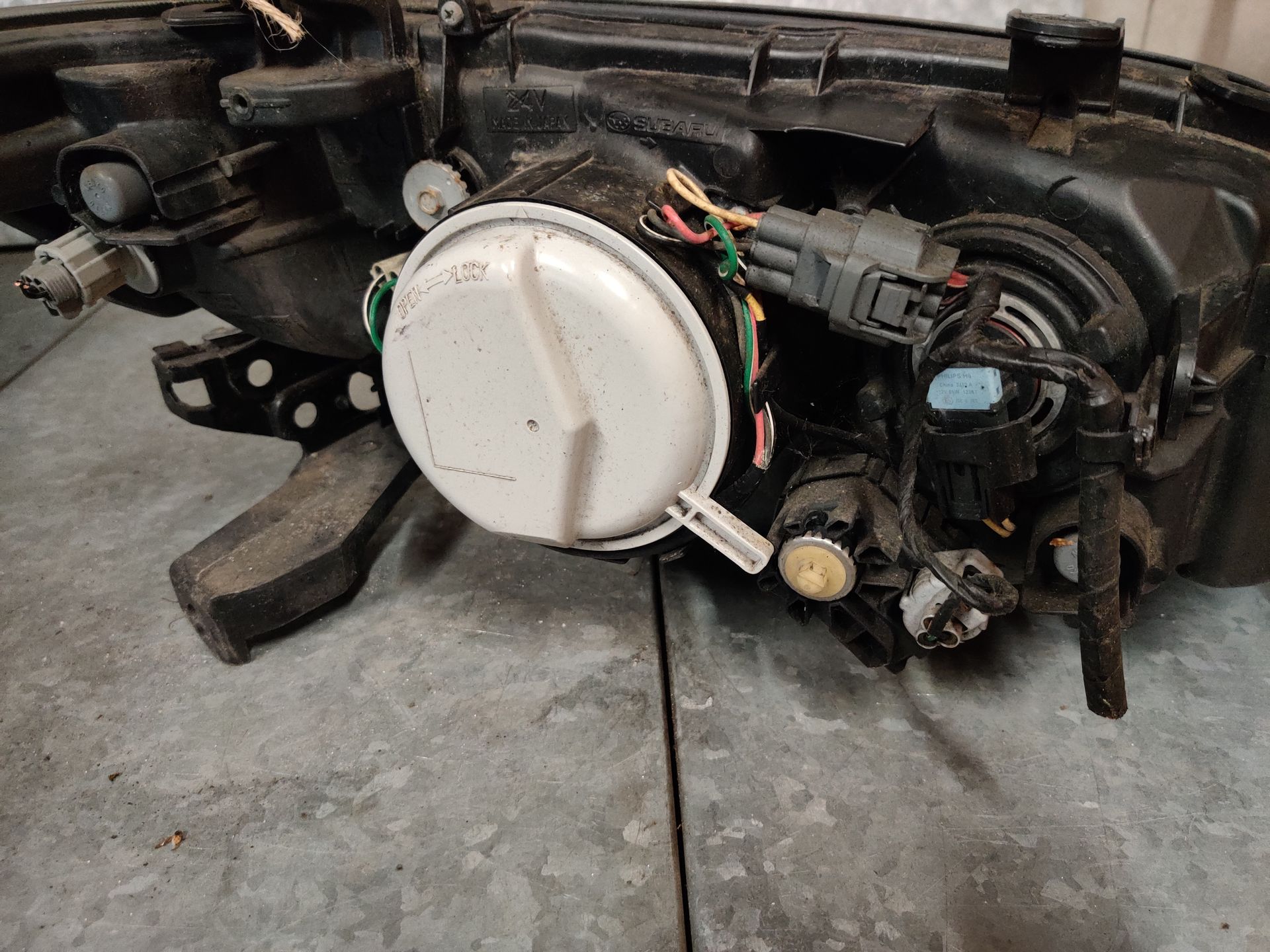 Subaru Outback koplampen nieuw en gebruikt  bij  Stegeman Car Parts in Exel bij Lochem.