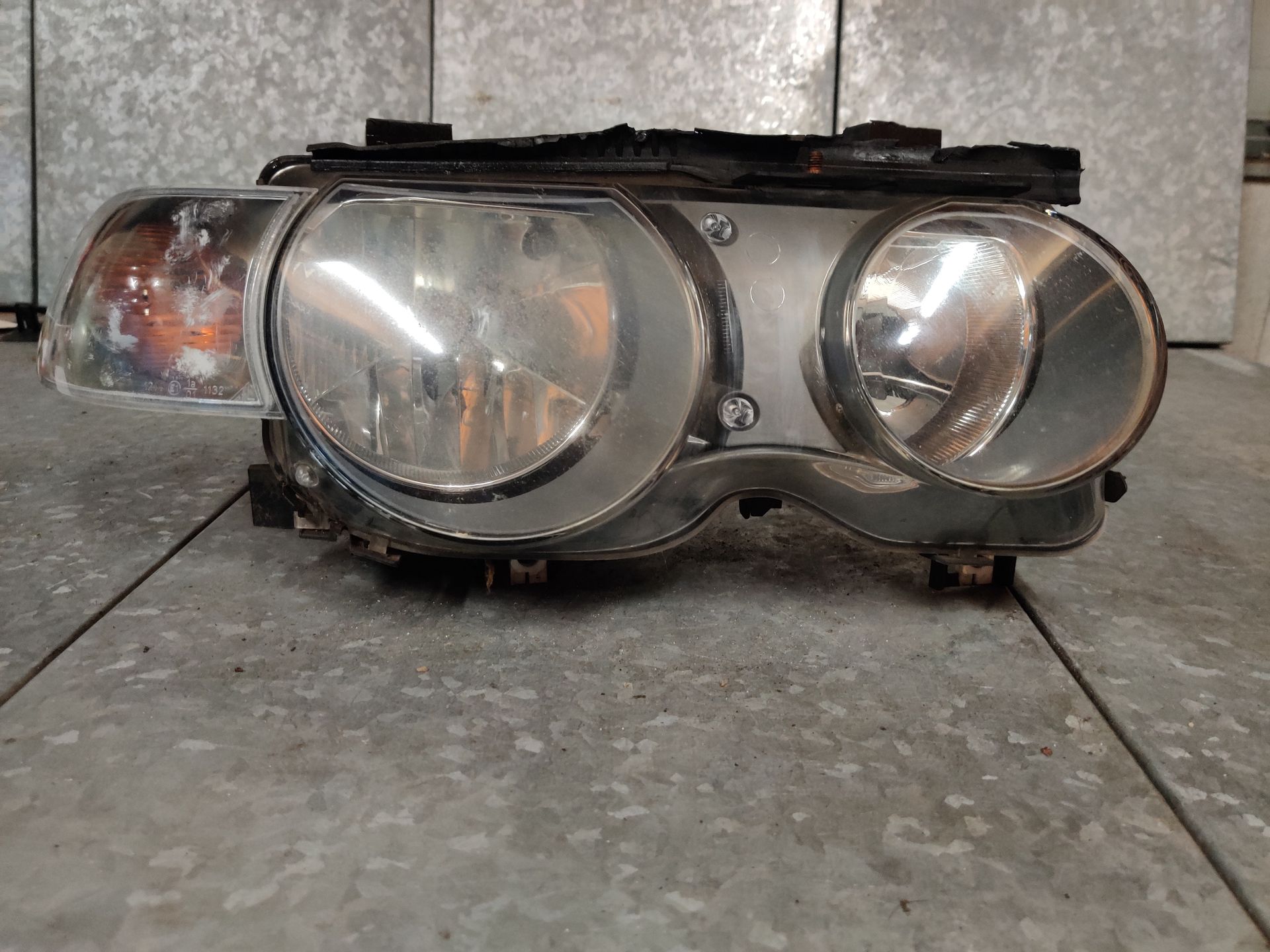 BMW E46 Compact koplampen nieuw en gebruikt  bij  Stegeman Car Parts in Exel bij Lochem.