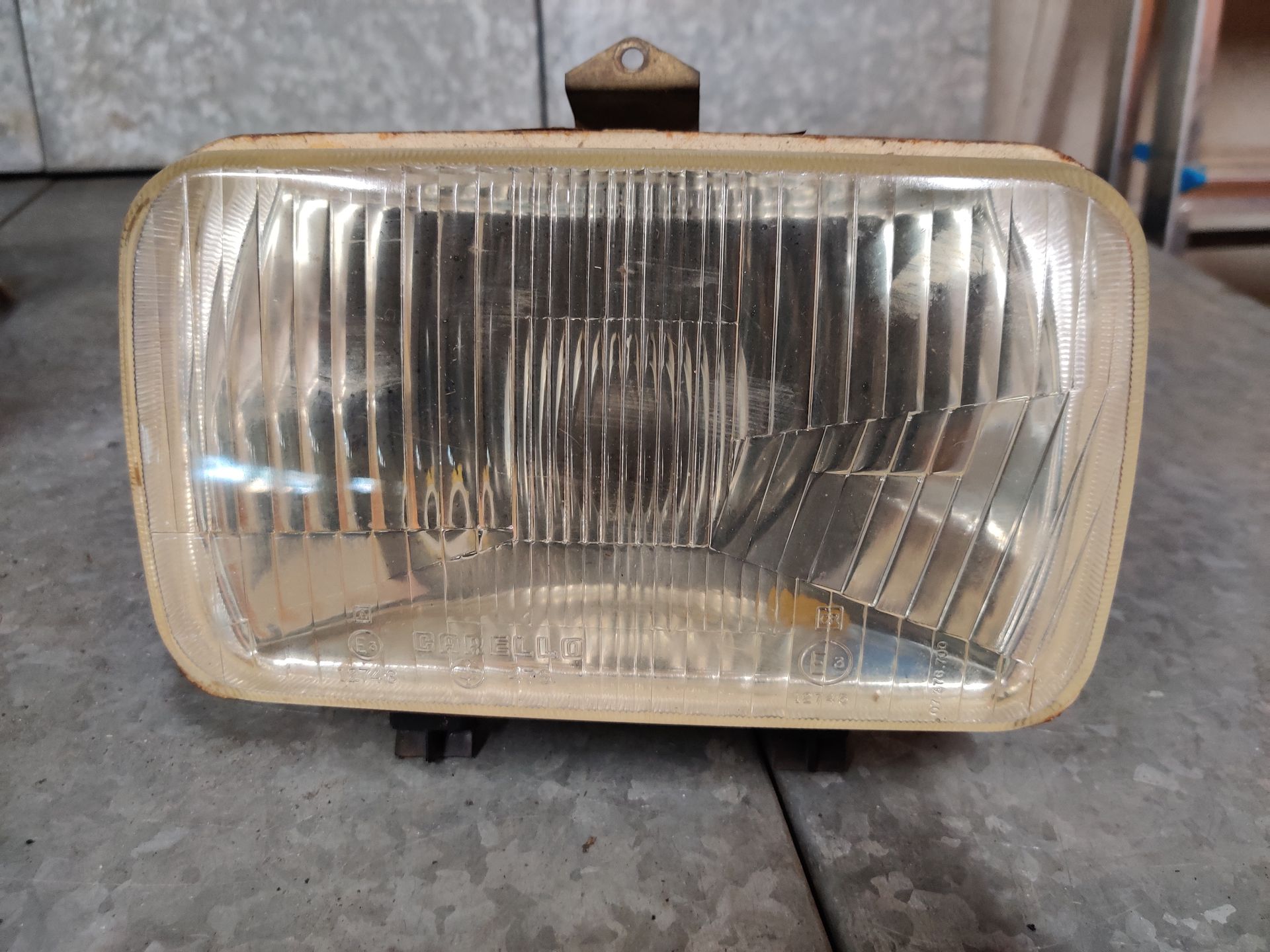 Koplamp van een Ford Taunus uit 1973, Bij Stegeman in Exel ligt het er nog.