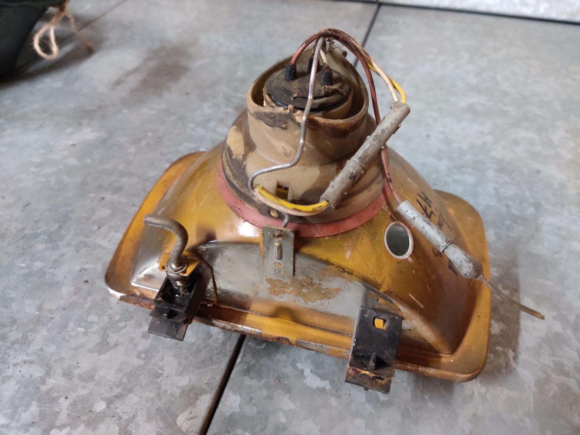 Koplamp van een Ford Taunus uit 1973, Bij Stegeman in Exel ligt het er nog.