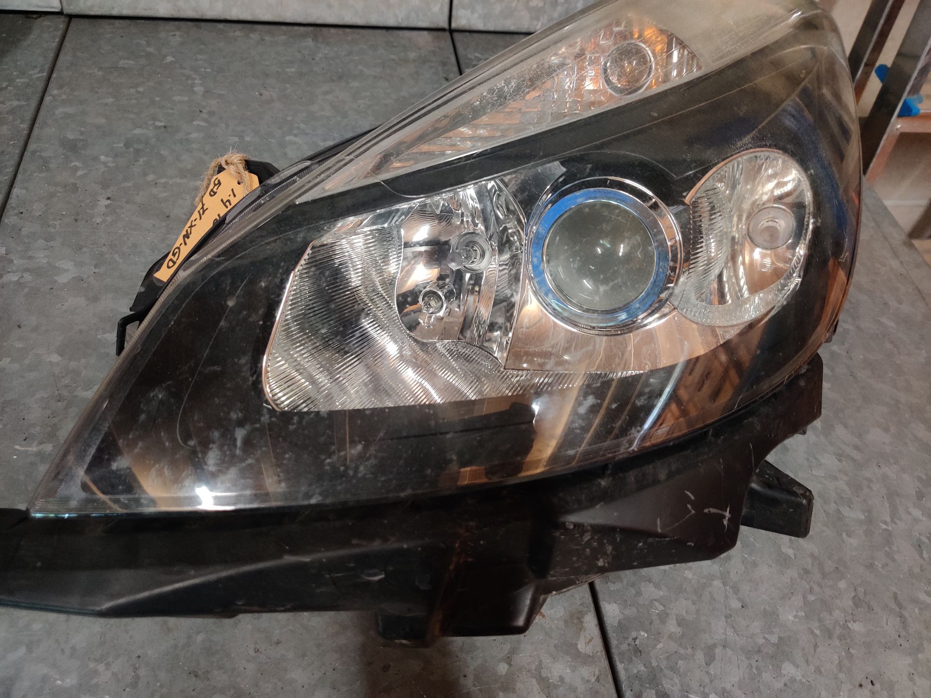 Renault Clio Xenon koplamp bij www.stegemancarparts.nl