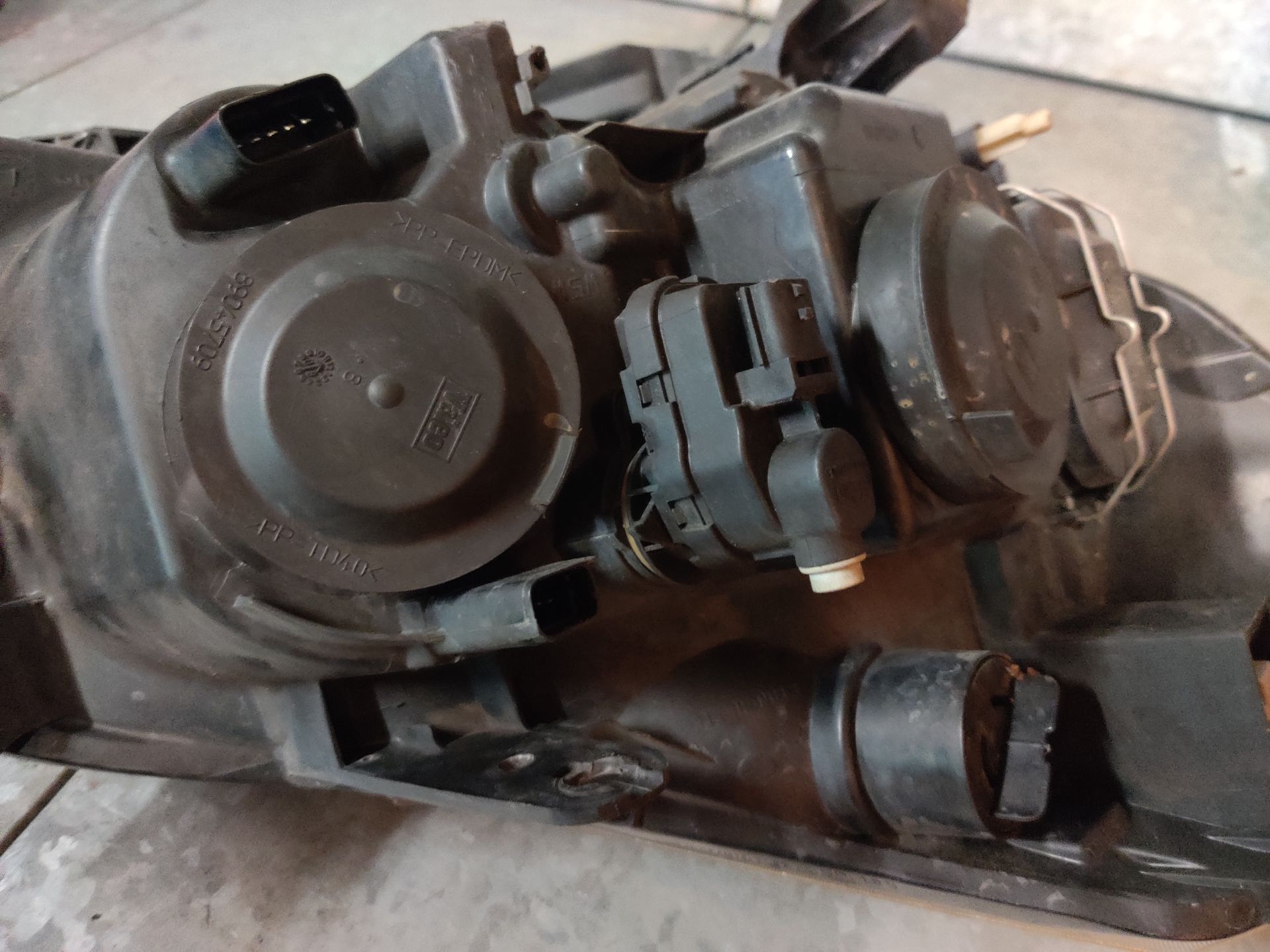 Renault Clio Xenon koplamp bij www.stegemancarparts.nl