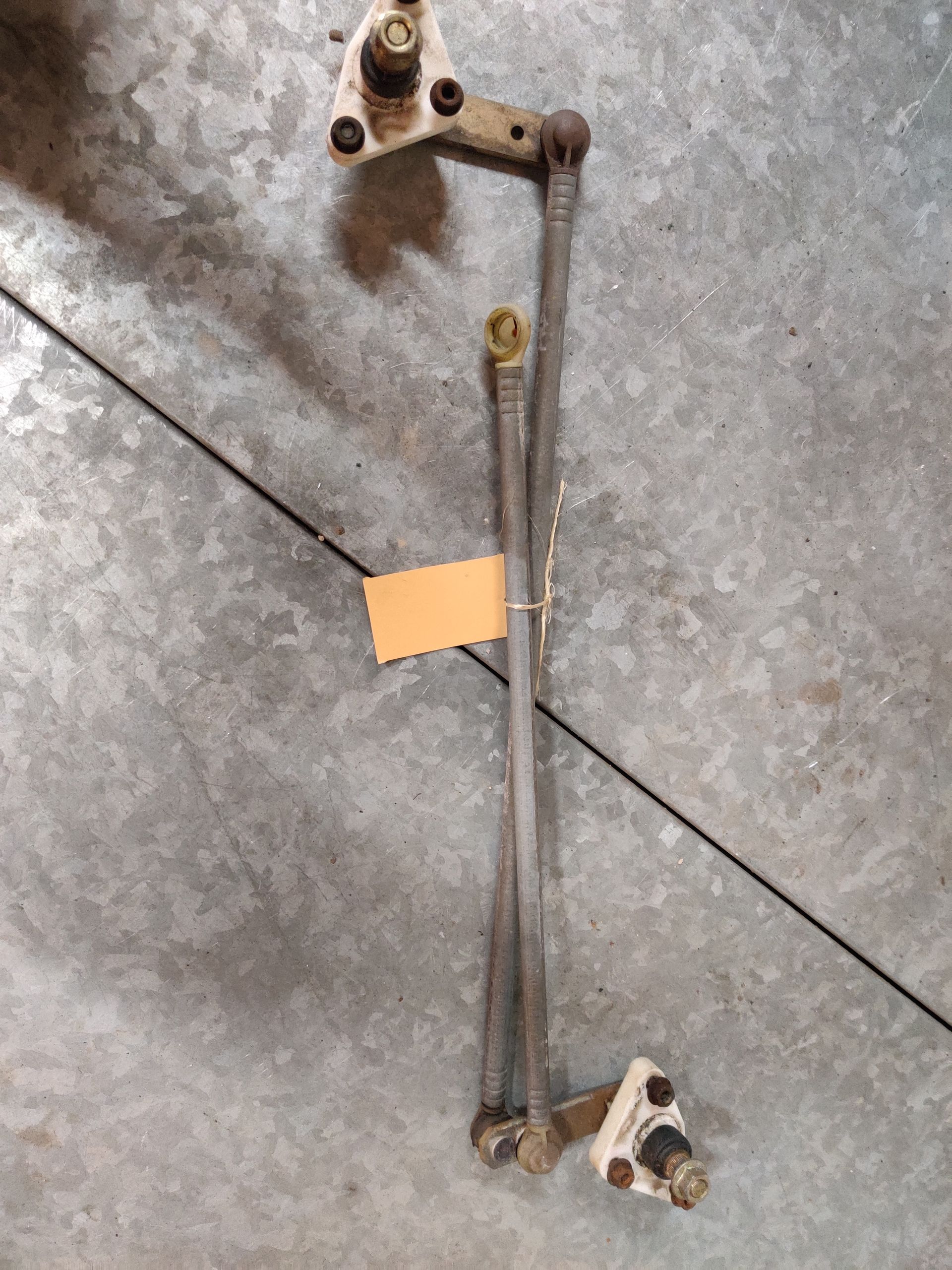 Nissan Micra ruitenwisser stangenstelsel bij Stegeman Car Parts in Exel bij Lochem.