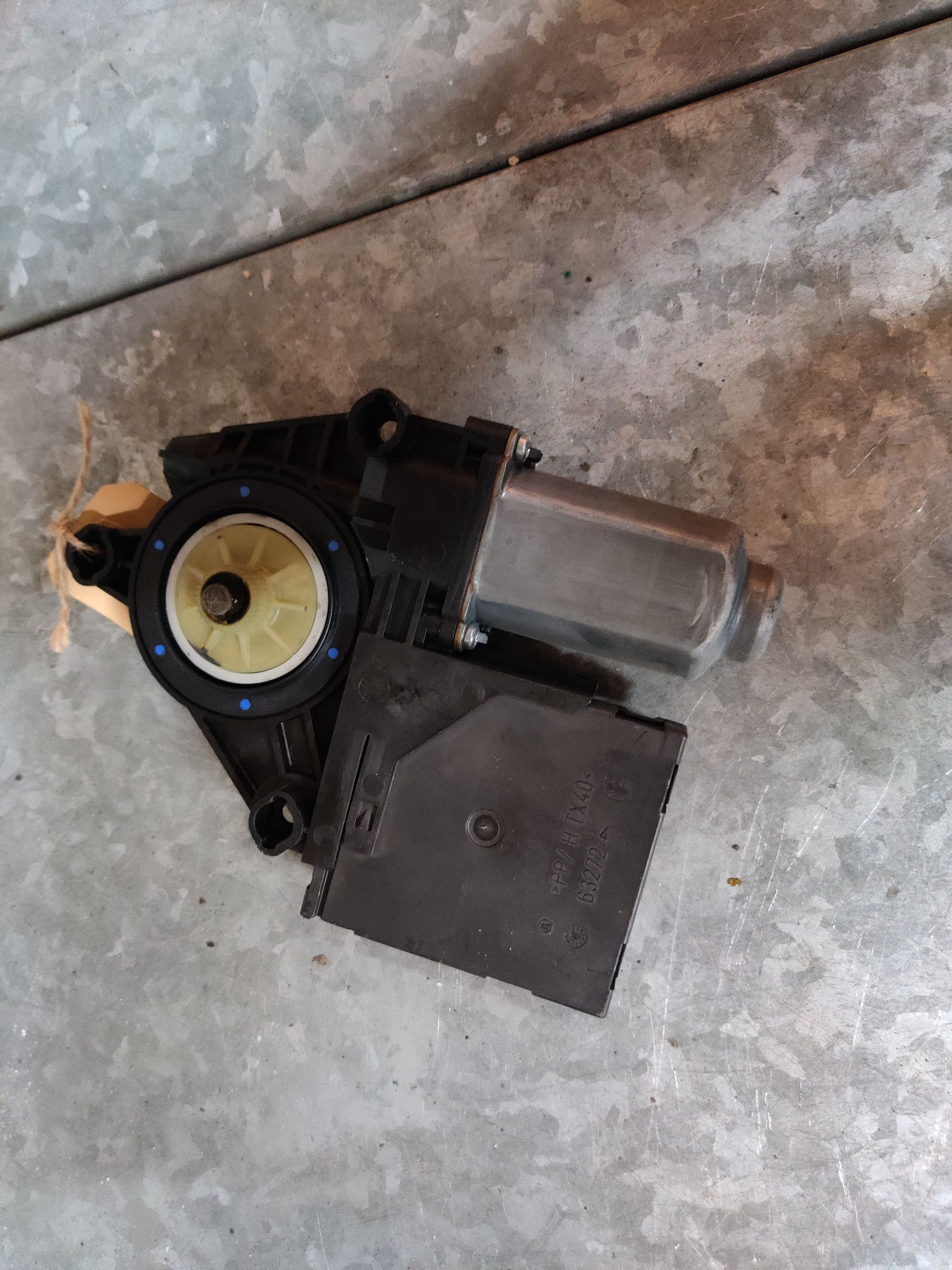 Volkswagen Caddy, Golf Seat Altea raammotor bij Stegeman Car Parts in Exel bij Lochem.