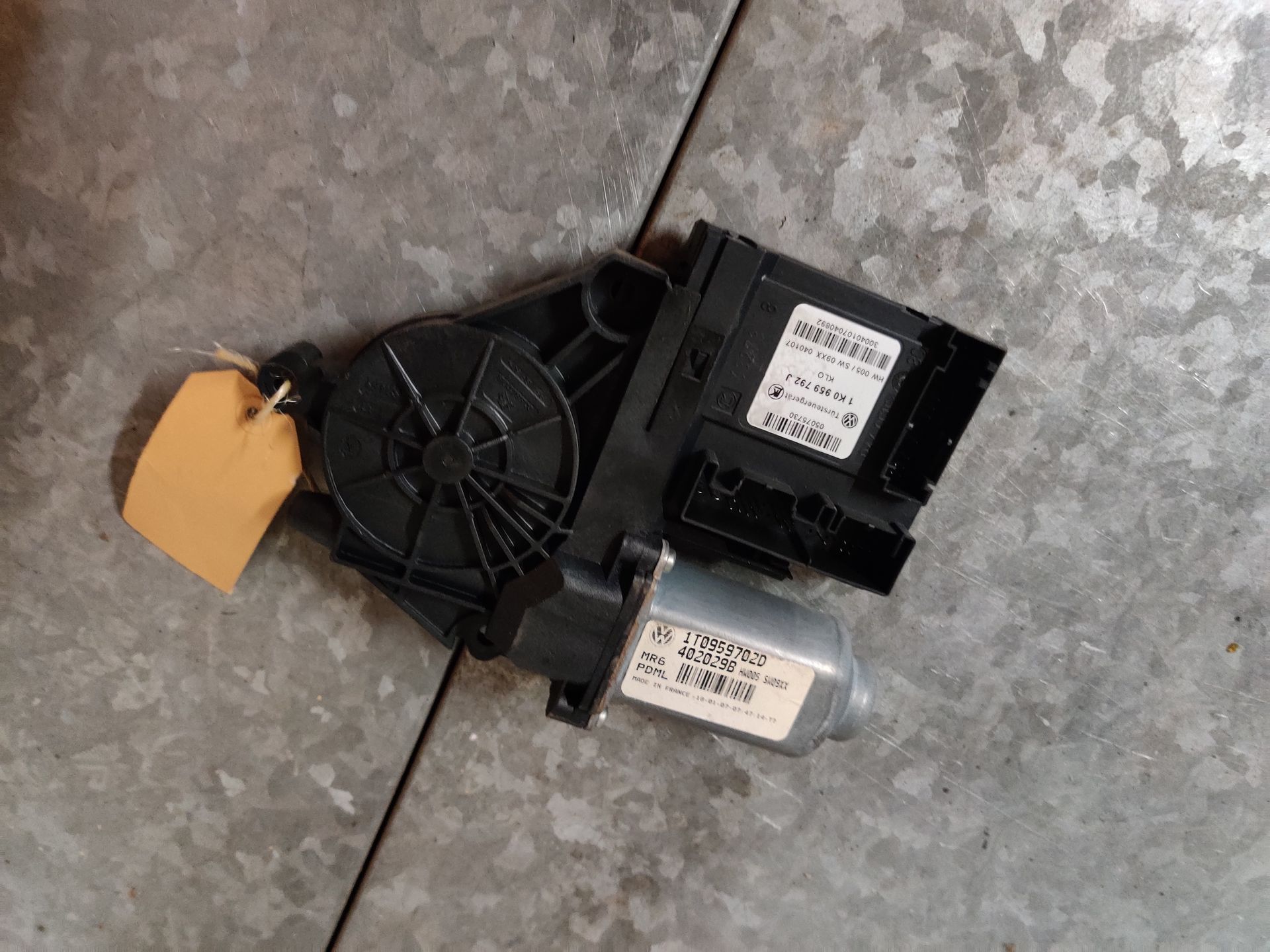 Volkswagen Caddy, Golf Seat Altea raammotor bij Stegeman Car Parts in Exel bij Lochem.
