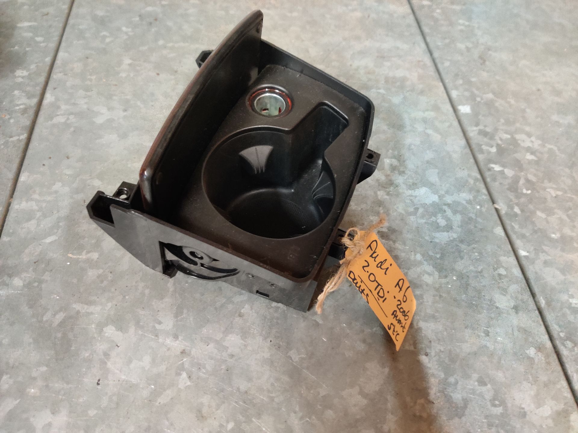 Bekerhouder, Audi A6 onderdelen te koop bij Stegeman Car Parts in Exel bij Lochem.