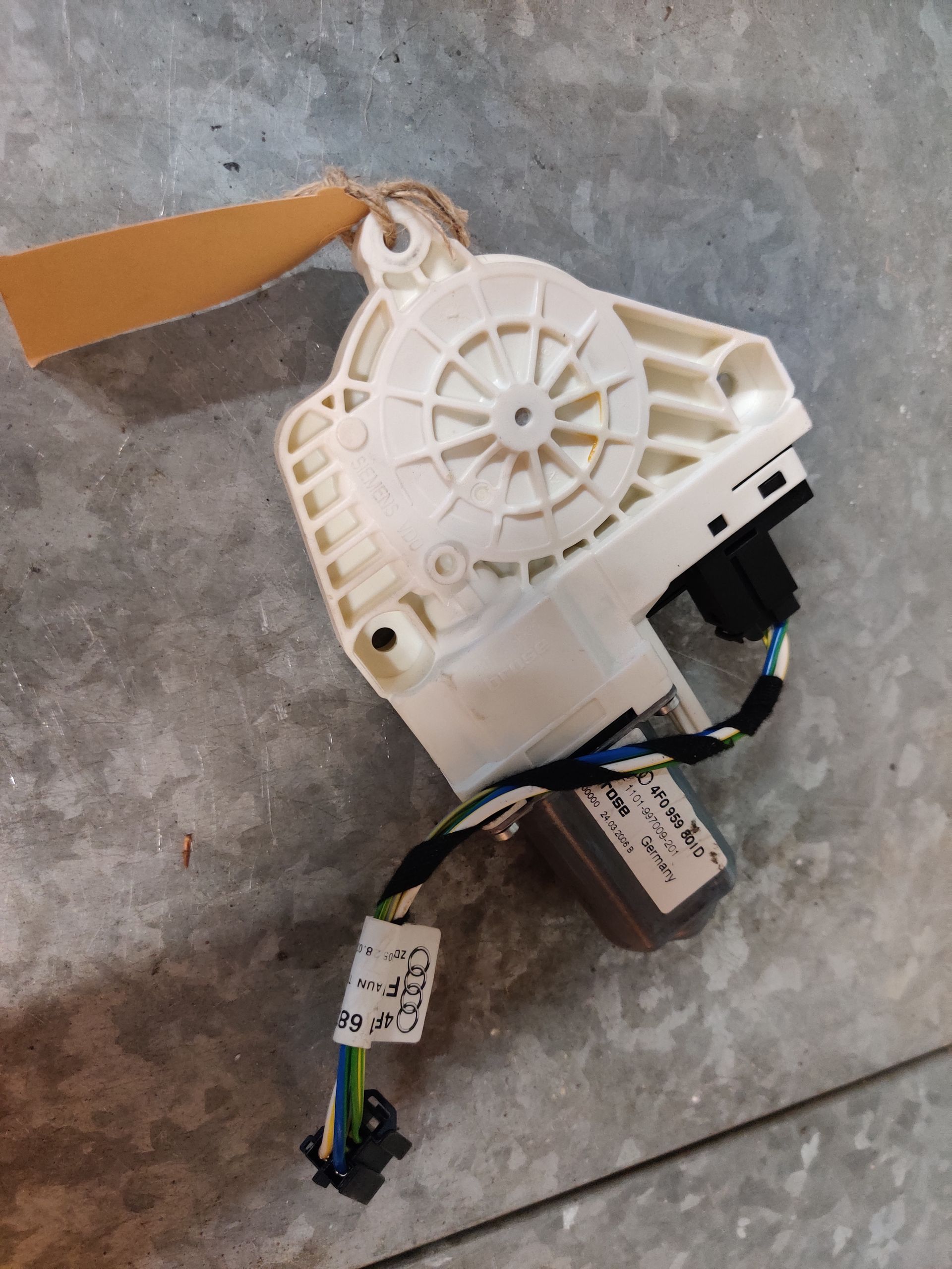 Raammotor voor Audi A6.  Bij Stegeman Car Parts in Exel, nabij Lochem!