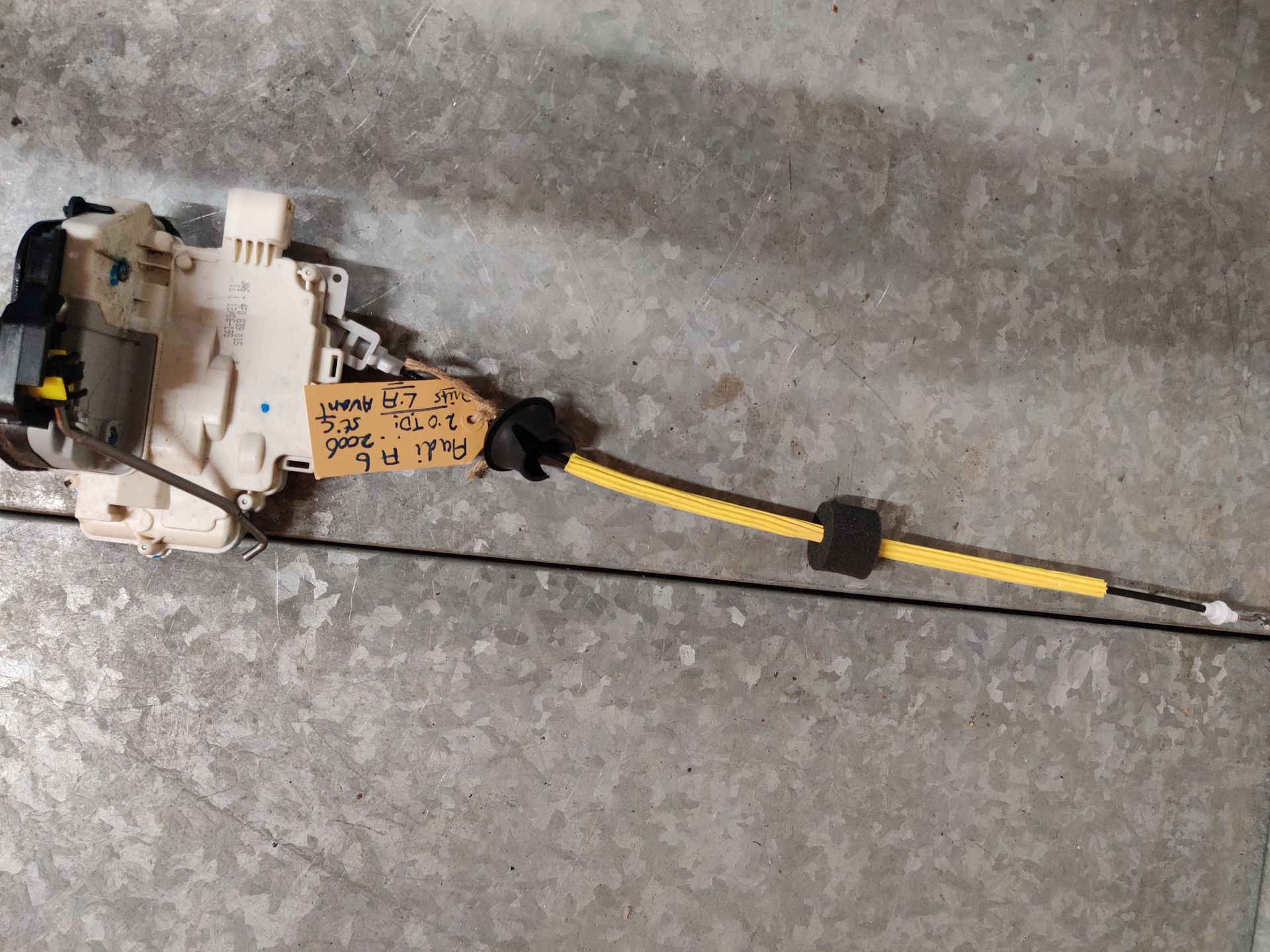Audi A6 deurslot vangers te koop bij Stegeman Car Parts in Exel bij Lochem.