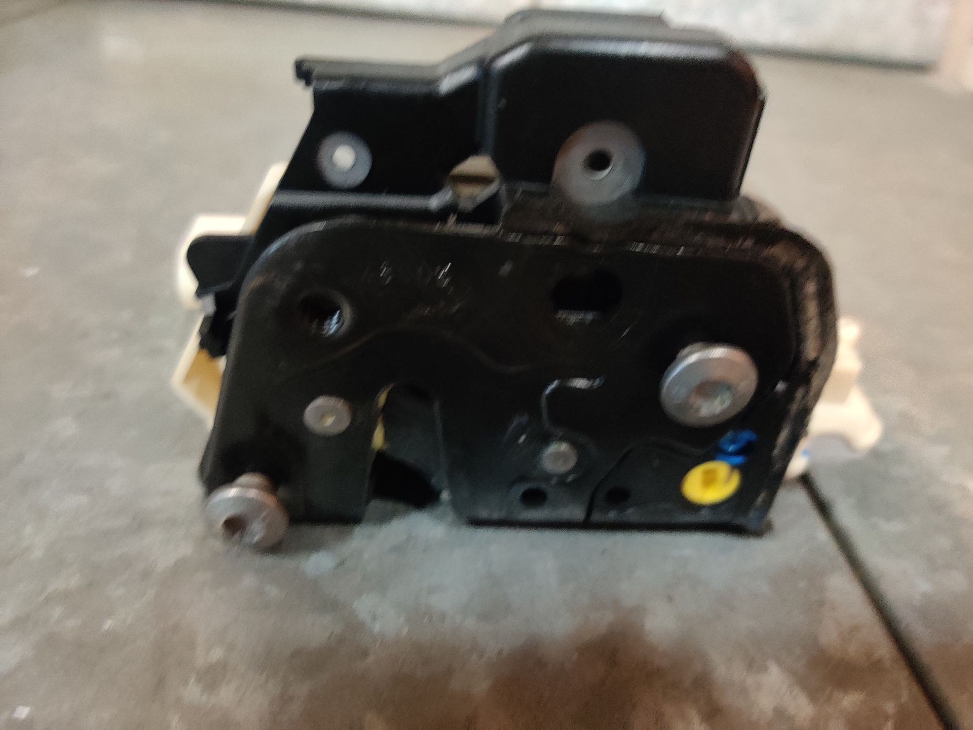Audi A6 deurslot vangers te koop bij Stegeman Car Parts in Exel bij Lochem.