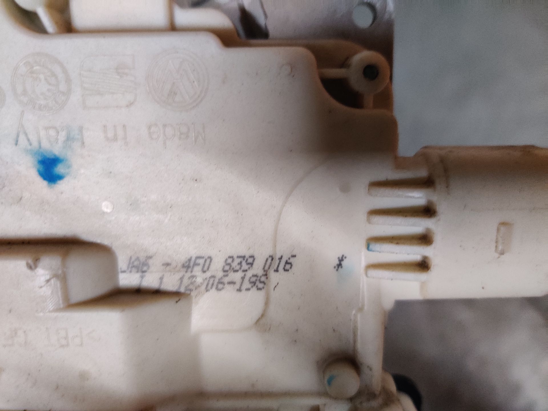 Audi A6 deurslot vangers te koop bij Stegeman Car Parts in Exel bij Lochem.