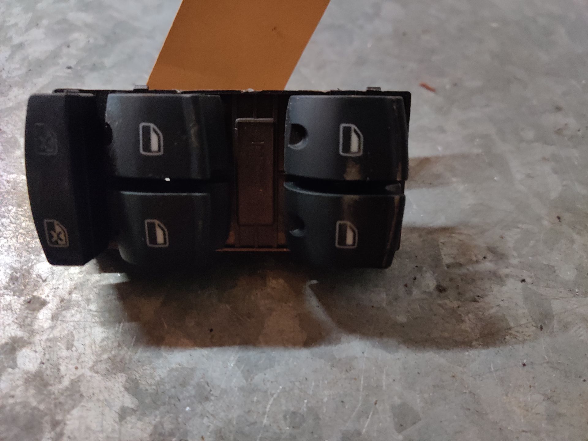 Audi A6 raam schakelaars bij Stegeman Car Parts in Exel bij Lochem.