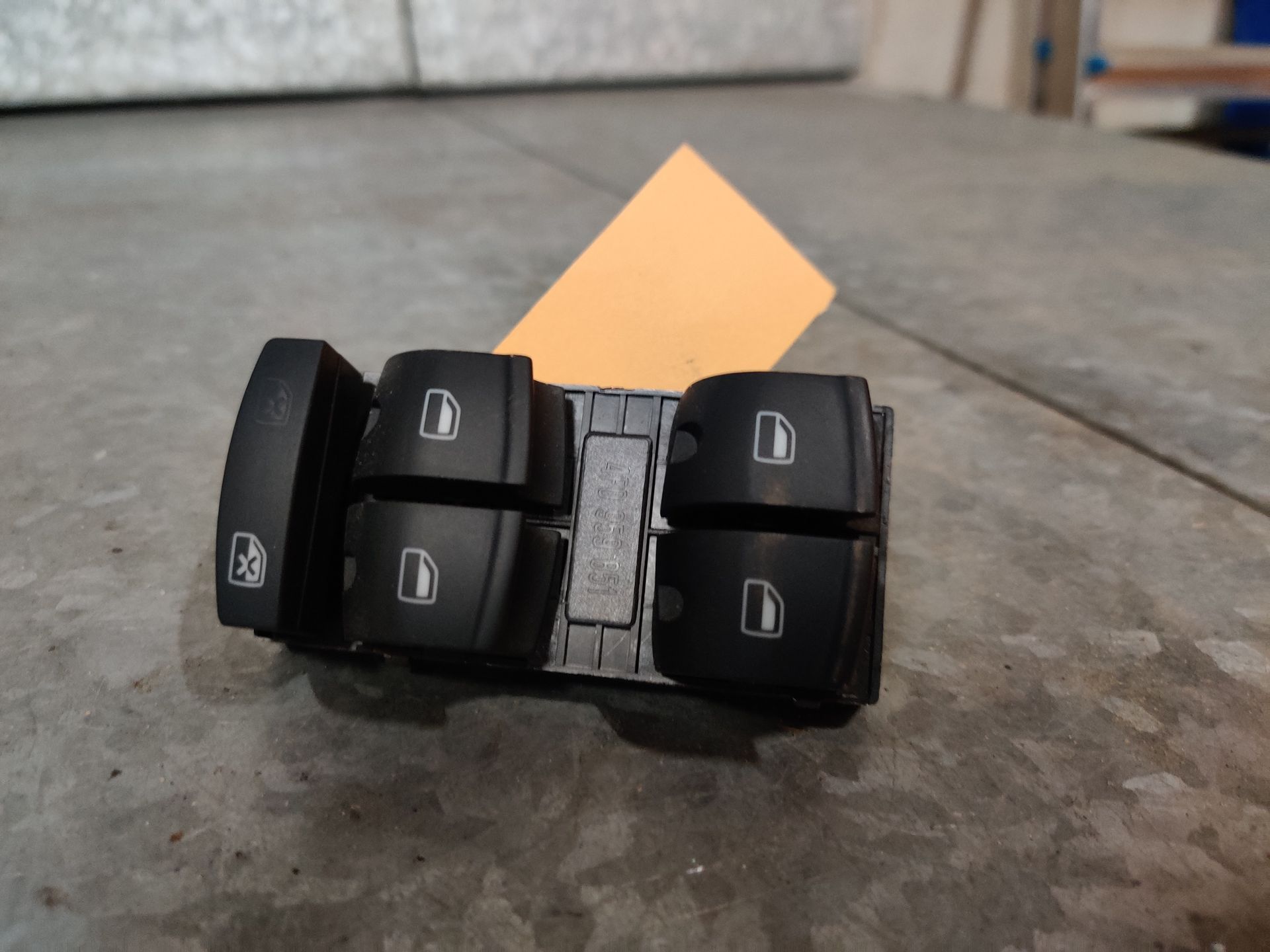 Audi A6 raam schakelaars bij Stegeman Car Parts in Exel bij Lochem.