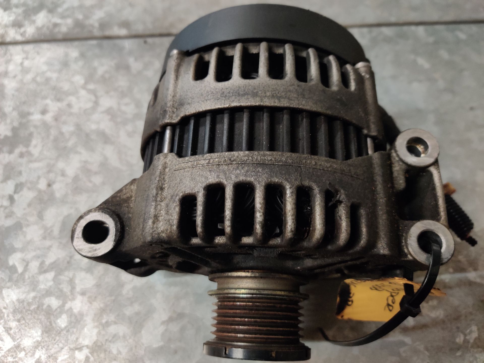 Dynamo van een Mini Cooper op voorraad bij Stegeman Car Parts in Exel bij Lochem.