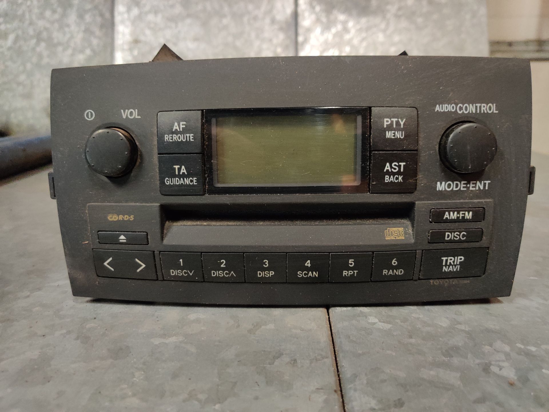 Radio CD speler van een Toyota Corolla Verso bij Stegeman Autosloperij in Exel bij Lochem.