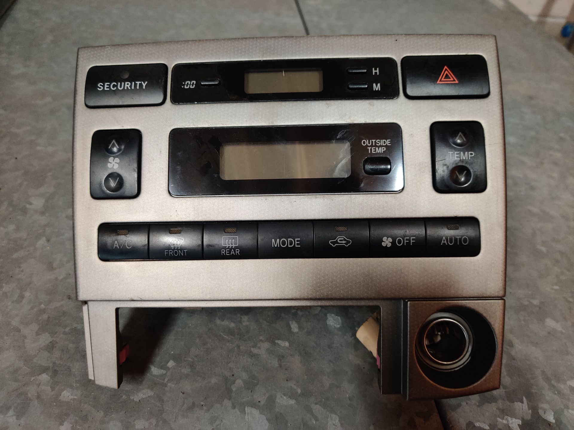 Radio CD speler van een Toyota Corolla Verso bij Stegeman Autosloperij in Exel bij Lochem.