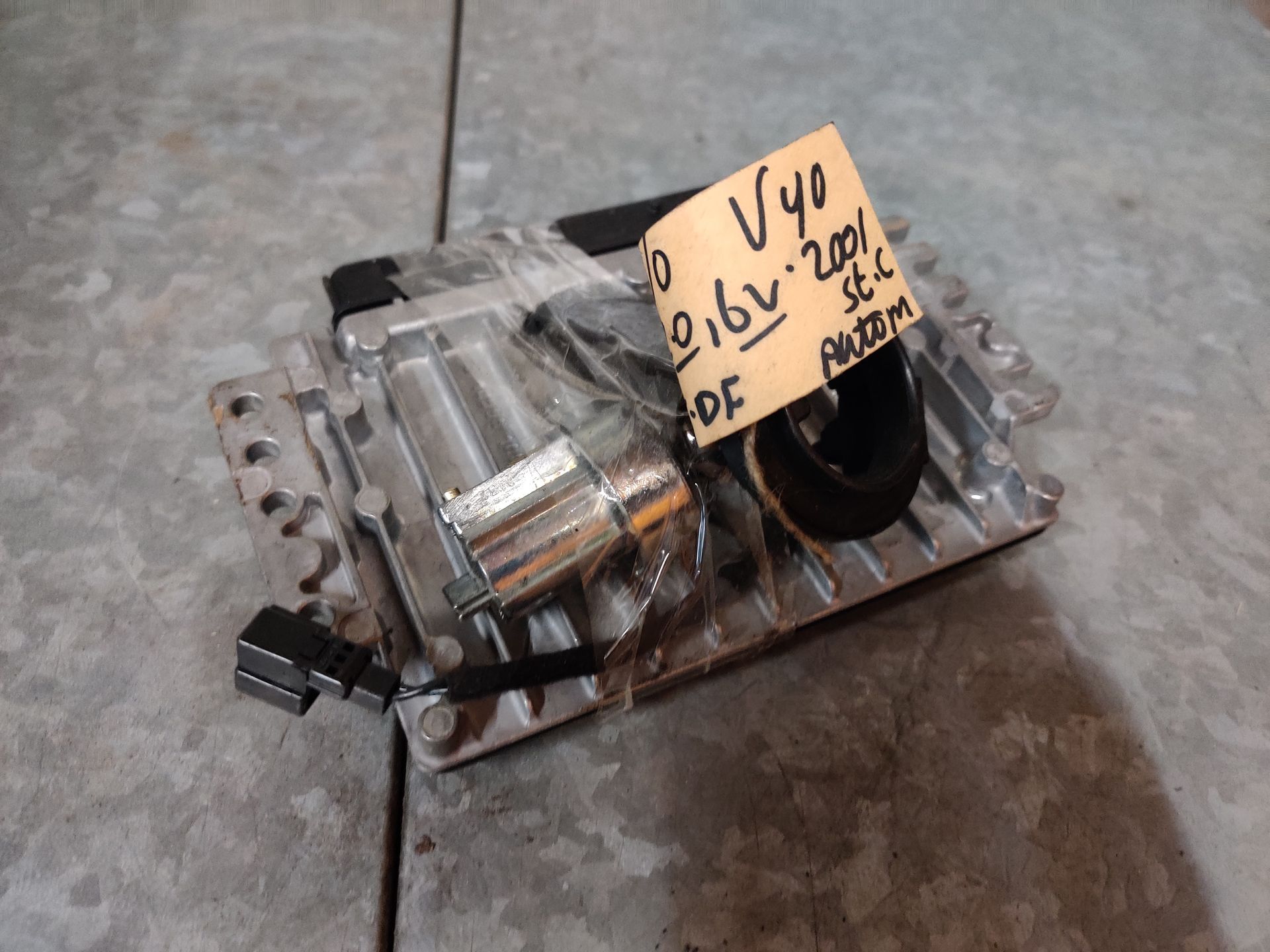 Volvo V40 computer met contactslot en sleutel (modeljaar 2001).