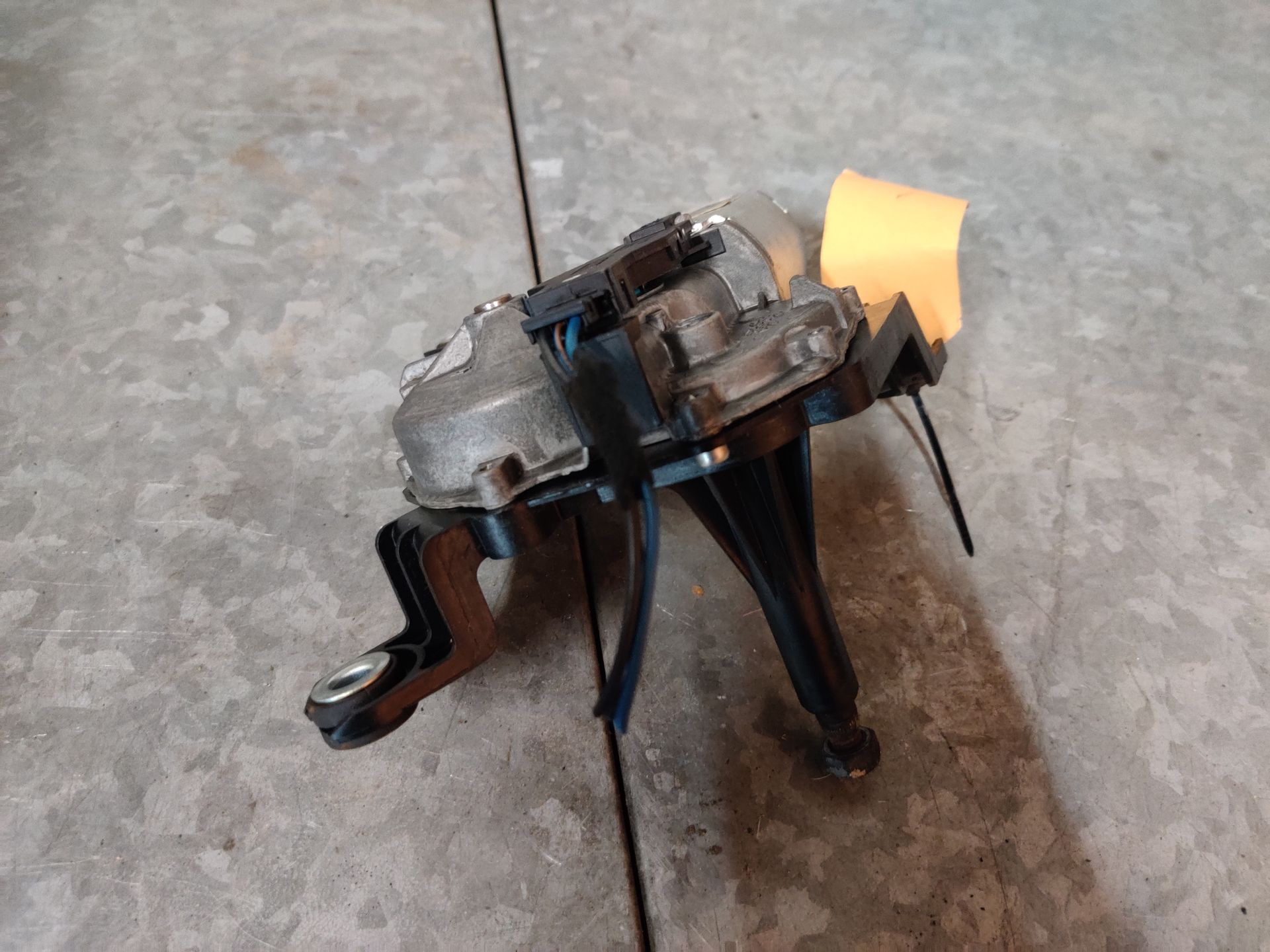 Ruitenwissermotor achter van een Opel Corsa D.
