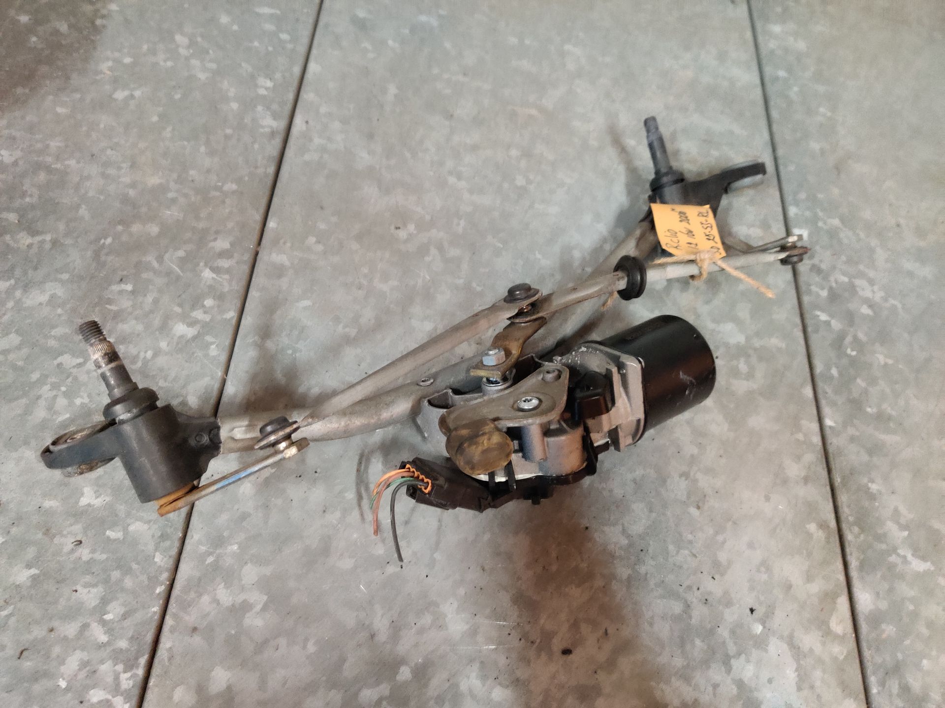 Renault Clio ruitenwissermotor met stangen