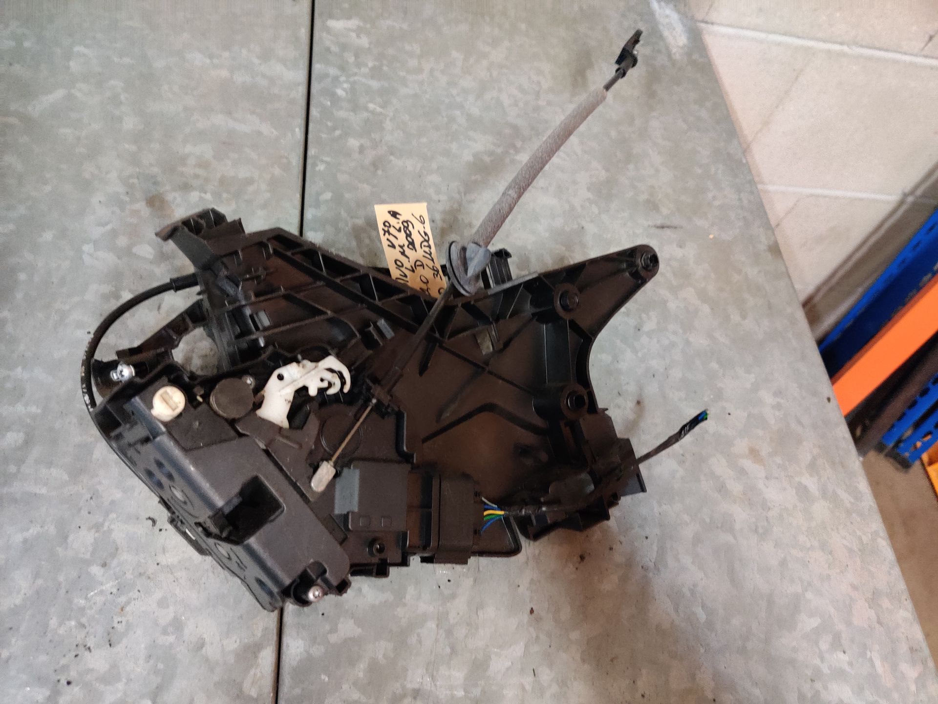 Volvo V70 deurslotvanger met kabels linksachter