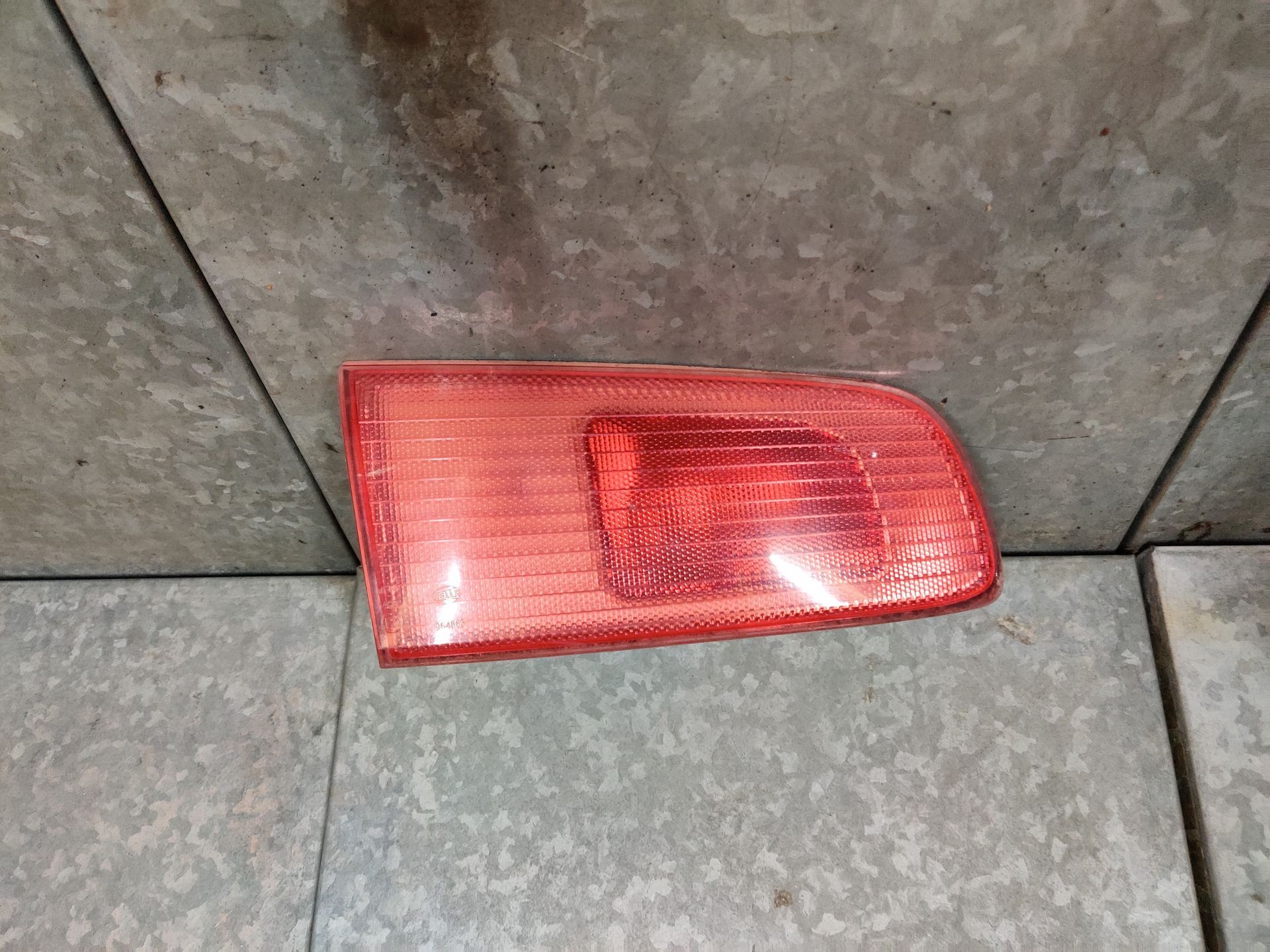 Mazda 2 linker achterlicht wat op de klep zit