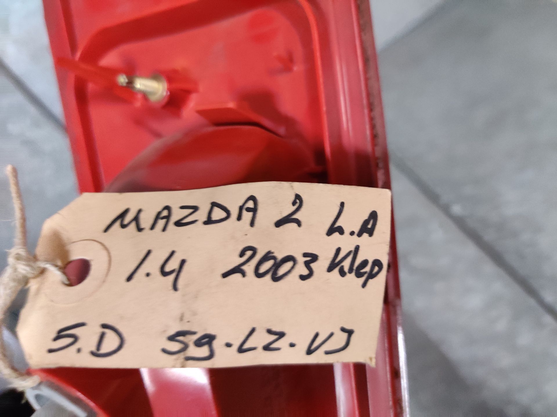 Mazda 2 linker achterlicht wat op de klep zit
