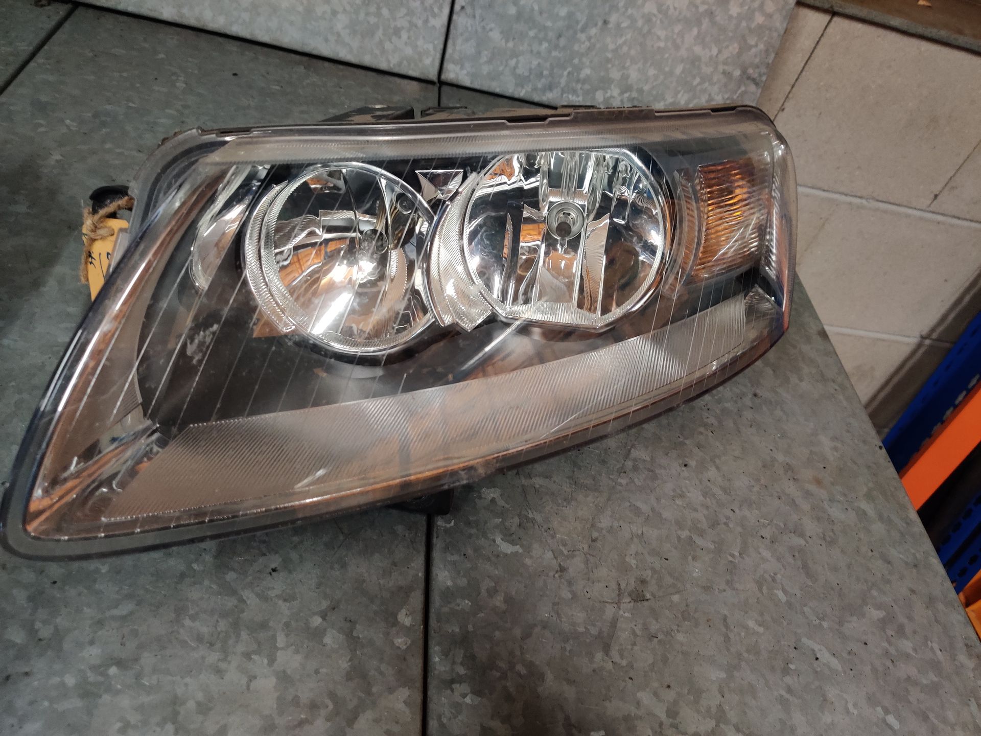 Audi A6 linker koplamp van een 2.0 TDi