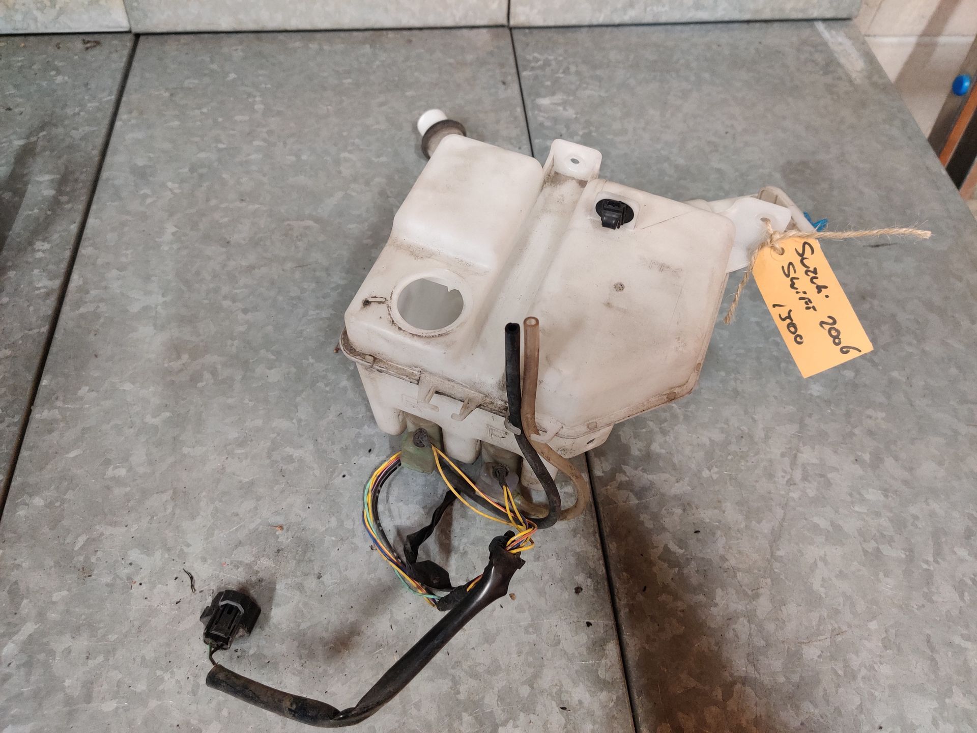 Suzuki Swift ruitensproeiertank met pompje