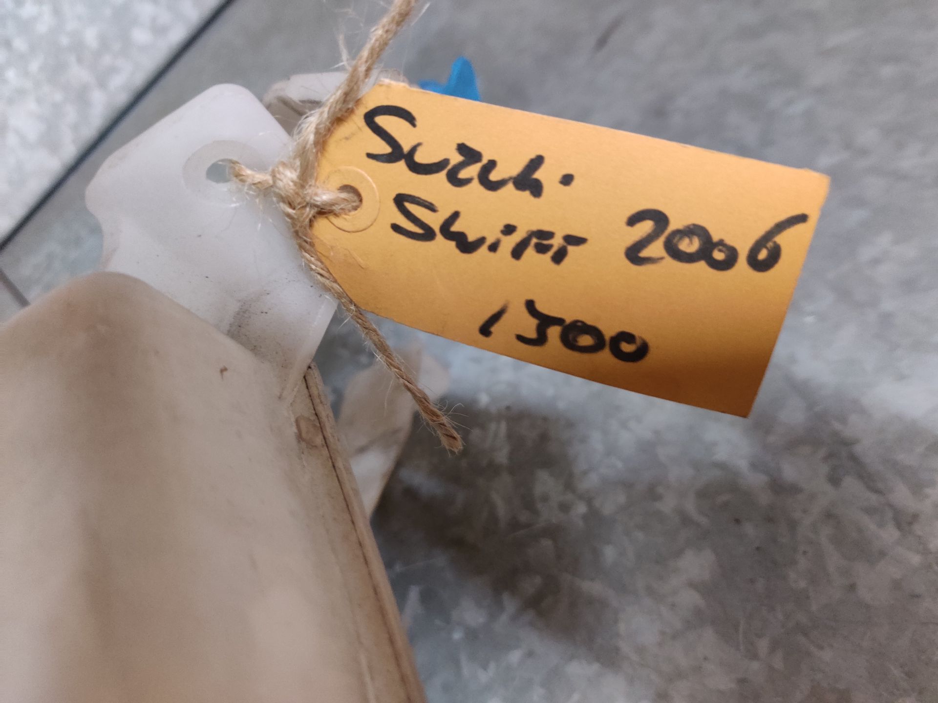 Suzuki Swift ruitensproeiertank met pompje