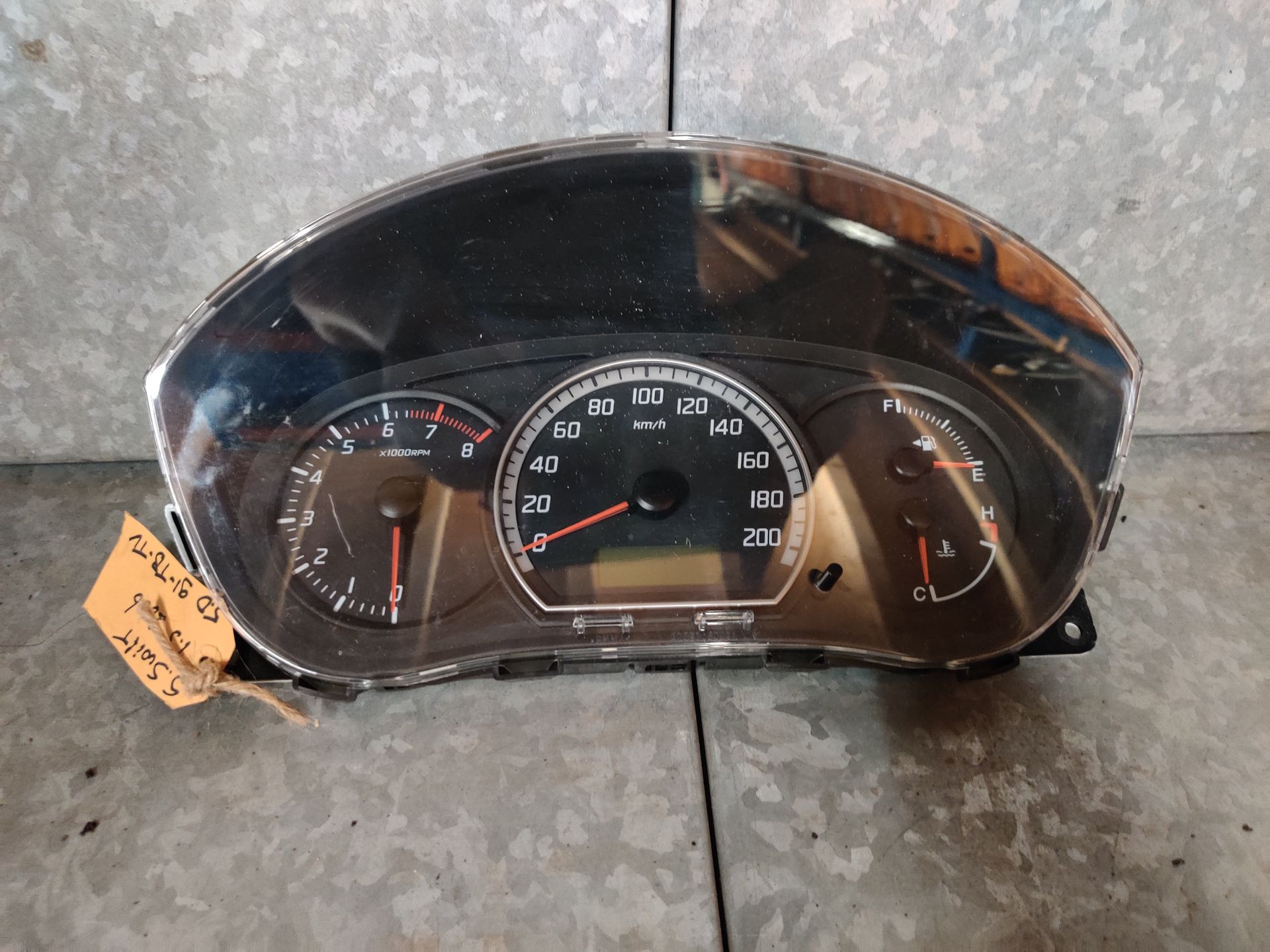 Suzuki Swift kilometerteller met toerenteler